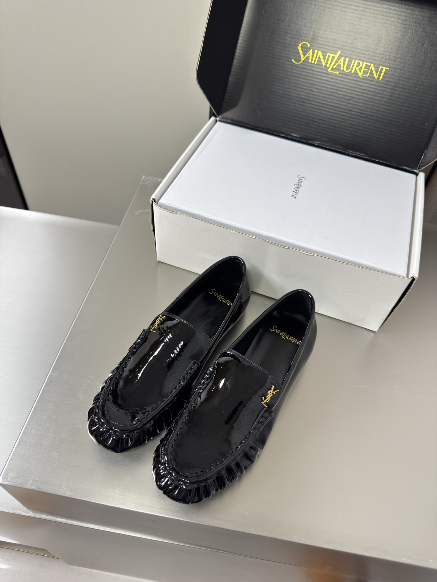 NO:930491,YSL large men's and women's loafers handmade pleated craft 8.5 cm heel height commuter series comfortable and high-end black patent leather calfskin transparent TPU material Yvette Saint Laurent logo exquisite high heels men's 30 beautiful shoes with no dead ends to support the aura and noble temperament imported sheepskin lining fit the foot comfortable Italian imported genuine leather outsole size women's 35 36 37 38  39 40 41 42 43 Men's 38 39 40 41 42 43 44 45 46 47 (Female 40 41 42 43 Male 38 39 45 46 47 order) With counter packaging, loafers, saint laurent, saint laurent, saint  laurent,loafers,cowhide,sheepskin,Leather soles19860909YSL 大 男女款 乐福鞋 手工制作 褶皱工艺 8.5 cm 跟高 通勤系列 舒适高档 黑色漆皮 小牛皮 透明 TPU 材质 Yvette Saint Laurent圣罗兰logo 精致高跟 男款30  无死角的美鞋 撑起气场 气质高贵  进口羊皮内里 贴脚 舒适 意大利进口真皮大底  码数女款 35 36 37 38 39 40 41 42 43  男款 38 39 40 41 42 43 44 45 46 47 （女40 41 42 43 男38 39 45 46 47 订） 配专柜包装,乐福鞋,saint laurent,saint laurent,saint laurent,loafers,cowhide,sheepskin,Leather soles,Women's Shoes
