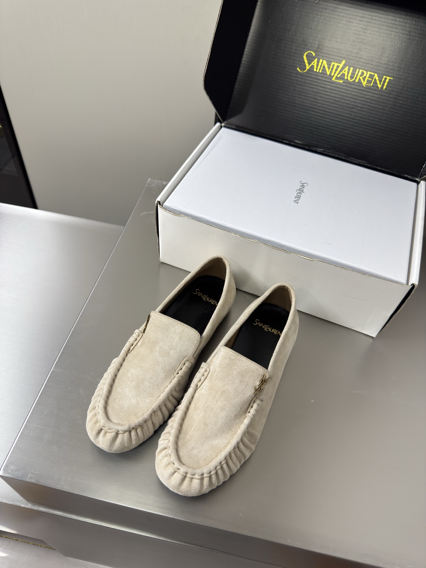 NO:930500,YSL large men's and women's loafers handmade pleated technology 8.5 cm heel height commuter series comfortable and high-end off-white sheep suede suede transparent TPU material Yvette Saint Laurent Saint Laurent logo exquisite high heels men's 30 beautiful shoes with no dead ends to support the aura and noble temperament imported sheepskin lining foot-fitting comfortable Italian imported genuine leather outsole size women's 35 36 37  38 39 40 41 42 43 Men's 38 39 40 41 42 43 44 45 46 47 (Female 40 41 42 43 Male 38 39 45 46 47 order) With counter packaging, loafers, saint laurent, saint laurent, saint  laurent,loafers,sheepskin,chamois leather,Leather soles19860909YSL 大 男女款 乐福鞋 手工制作 褶皱工艺 8.5 cm 跟高 通勤系列 舒适高档 米白色 羊反绒 麂皮 透明 TPU 材质 Yvette Saint Laurent圣罗兰logo 精致高跟 男款30  无死角的美鞋 撑起气场 气质高贵  进口羊皮内里 贴脚 舒适 意大利进口真皮大底  码数女款 35 36 37 38 39 40 41 42 43  男款 38 39 40 41 42 43 44 45 46 47 （女40 41 42 43 男38 39 45 46 47 订） 配专柜包装,乐福鞋,saint laurent,saint laurent,saint laurent,loafers,sheepskin,chamois leather,Leather soles,Women's Shoes