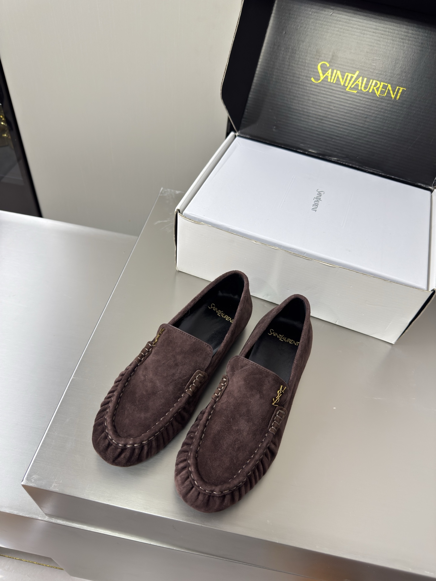 NO:930508,YSL large men's and women's loafers handmade pleated technology 8.5 cm heel height commuter series comfortable and high-end deep burgundy sheep suede transparent TPU material Yvette Saint Laurent logo exquisite high heels men's 30 beautiful shoes with no dead ends, supporting aura, noble temperament, imported sheepskin lining, foot-fitting, comfortable Italian imported genuine leather outsole, size women's 35 36 37  38 39 40 41 42 43 Men's 38 39 40 41 42 43 44 45 46 47 (Female 40 41 42 43 Male 38 39 45 46 47 order) With counter packaging, loafers, saint laurent, saint laurent, saint  laurent,loafers,sheepskin,chamois leather,Leather soles19860909YSL 大 男女款 乐福鞋 手工制作 褶皱工艺 8.5 cm 跟高 通勤系列 舒适高档 深酒红 羊反绒 麂皮 透明 TPU 材质 Yvette Saint Laurent圣罗兰logo 精致高跟 男款30  无死角的美鞋 撑起气场 气质高贵  进口羊皮内里 贴脚 舒适 意大利进口真皮大底  码数女款 35 36 37 38 39 40 41 42 43  男款 38 39 40 41 42 43 44 45 46 47 （女40 41 42 43 男38 39 45 46 47 订） 配专柜包装,乐福鞋,saint laurent,saint laurent,saint laurent,loafers,sheepskin,chamois leather,Leather soles,Women's Shoes