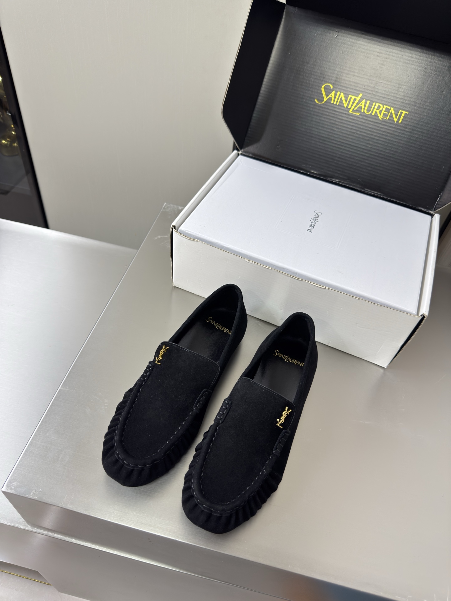 NO:930517,YSL large men's and women's loafers handmade pleated technology 8.5 cm heel height commuter series comfortable and high-end black sheep suede transparent TPU material Yvette Saint Laurent logo exquisite high heels men's 30 beautiful shoes with no dead ends, supporting aura, noble temperament, imported sheepskin lining, foot-fitting, comfortable Italian imported genuine leather outsole, size women's 35 36 37  38 39 40 41 42 43 Men's 38 39 40 41 42 43 44 45 46 47 (Female 40 41 42 43 Male 38 39 45 46 47 order) With counter packaging, loafers, saint laurent, saint laurent, saint  laurent,loafers,sheepskin,chamois leather,Leather soles19860909YSL 大 男女款 乐福鞋 手工制作 褶皱工艺 8.5 cm 跟高 通勤系列 舒适高档 黑色 羊反绒 麂皮 透明 TPU 材质 Yvette Saint Laurent圣罗兰logo 精致高跟 男款30  无死角的美鞋 撑起气场 气质高贵  进口羊皮内里 贴脚 舒适 意大利进口真皮大底  码数女款 35 36 37 38 39 40 41 42 43  男款 38 39 40 41 42 43 44 45 46 47 （女40 41 42 43 男38 39 45 46 47 订） 配专柜包装,乐福鞋,saint laurent,saint laurent,saint laurent,loafers,sheepskin,chamois leather,Leather soles,Women's Shoes