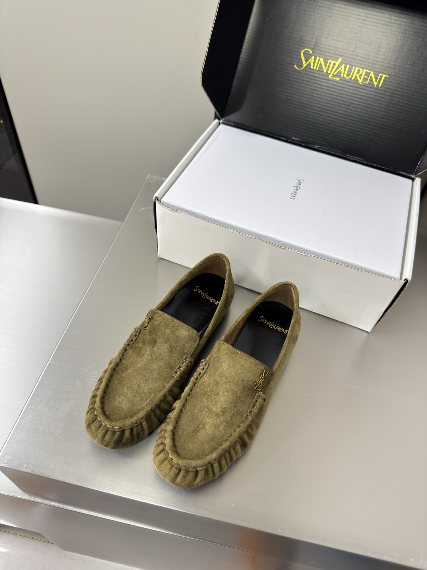 NO:930527,YSL large men's and women's loafers handmade pleated technology 8.5 cm heel height commuter series comfortable and high-end military green sheep suede transparent TPU material Yvette Saint Laurent logo exquisite high heels men's 30 beautiful shoes with no dead ends to support the aura and noble temperament imported sheepskin lining foot-fitting comfortable Italian imported genuine leather outsole size women's 35 36 37  38 39 40 41 42 43 Men's 38 39 40 41 42 43 44 45 46 47 (Female 40 41 42 43 Male 38 39 45 46 47 order) With counter packaging, loafers, saint laurent, saint laurent, saint  laurent,loafers,sheepskin,chamois leather,Leather soles19860909YSL 大 男女款 乐福鞋 手工制作 褶皱工艺 8.5 cm 跟高 通勤系列 舒适高档 军绿 羊反绒 麂皮 透明 TPU 材质 Yvette Saint Laurent圣罗兰logo 精致高跟 男款30  无死角的美鞋 撑起气场 气质高贵  进口羊皮内里 贴脚 舒适 意大利进口真皮大底  码数女款 35 36 37 38 39 40 41 42 43  男款 38 39 40 41 42 43 44 45 46 47 （女40 41 42 43 男38 39 45 46 47 订） 配专柜包装,乐福鞋,saint laurent,saint laurent,saint laurent,loafers,sheepskin,chamois leather,Leather soles,Women's Shoes
