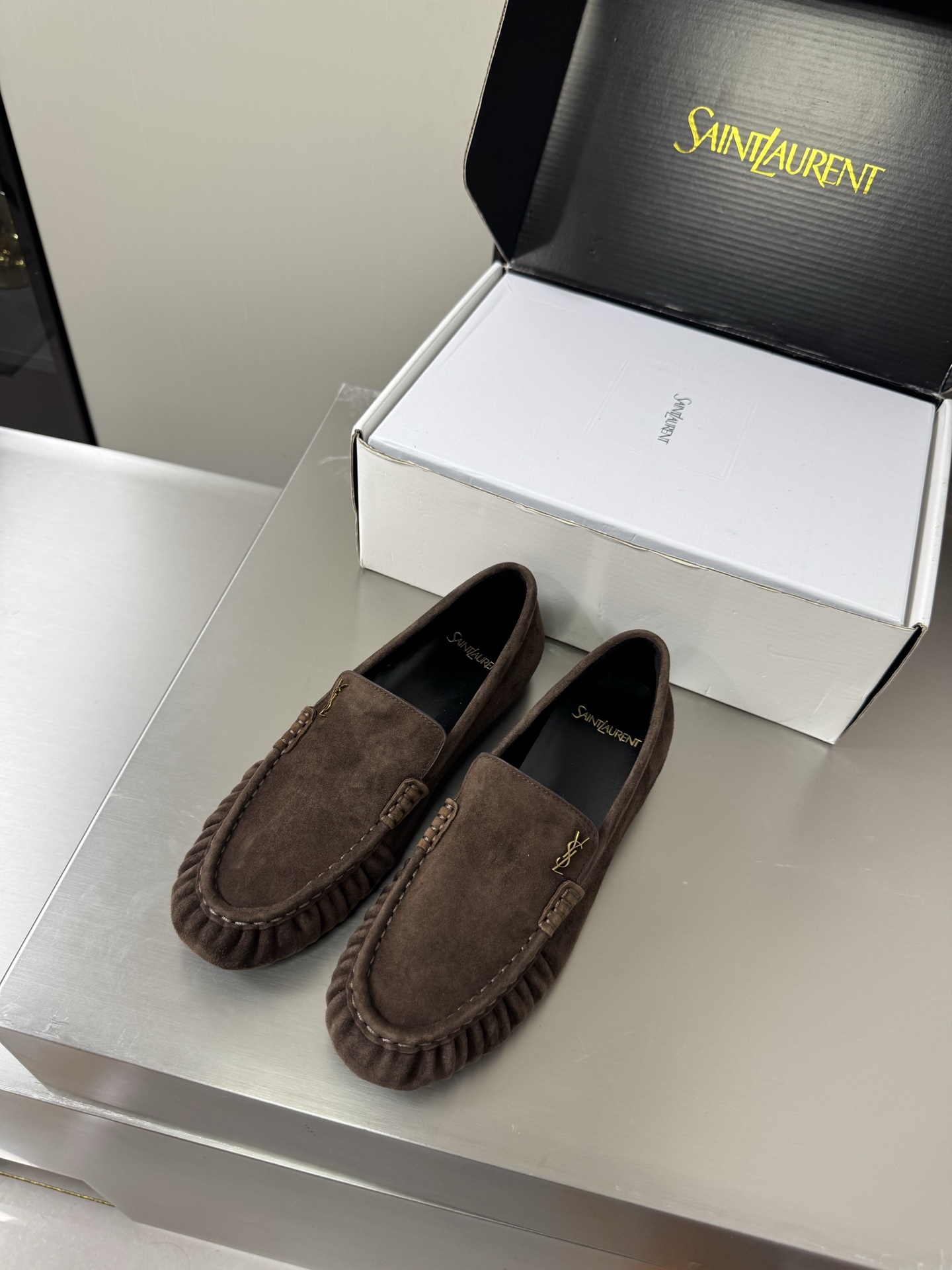 NO:930534,YSL large men's and women's loafers handmade pleated technology 8.5 cm heel height commuter series comfortable and high-end brown sheep suede transparent TPU material Yvette Saint Laurent Saint Laurent logo exquisite high heels men's 30 beautiful shoes with no dead ends, supporting aura, noble temperament, imported sheepskin lining, foot-fitting, comfortable Italian imported genuine leather outsole, size women's 35 36 37  38 39 40 41 42 43 Men's 38 39 40 41 42 43 44 45 46 47 (Female 40 41 42 43 Male 38 39 45 46 47 order) With counter packaging, loafers, saint laurent, saint laurent, saint  laurent,loafers,sheepskin,chamois leather,Leather soles19860909YSL 大 男女款 乐福鞋 手工制作 褶皱工艺 8.5 cm 跟高 通勤系列 舒适高档 咖啡色 羊反绒 麂皮 透明 TPU 材质 Yvette Saint Laurent圣罗兰logo 精致高跟 男款30  无死角的美鞋 撑起气场 气质高贵  进口羊皮内里 贴脚 舒适 意大利进口真皮大底  码数女款 35 36 37 38 39 40 41 42 43  男款 38 39 40 41 42 43 44 45 46 47 （女40 41 42 43 男38 39 45 46 47 订） 配专柜包装,乐福鞋,saint laurent,saint laurent,saint laurent,loafers,sheepskin,chamois leather,Leather soles,Women's Shoes