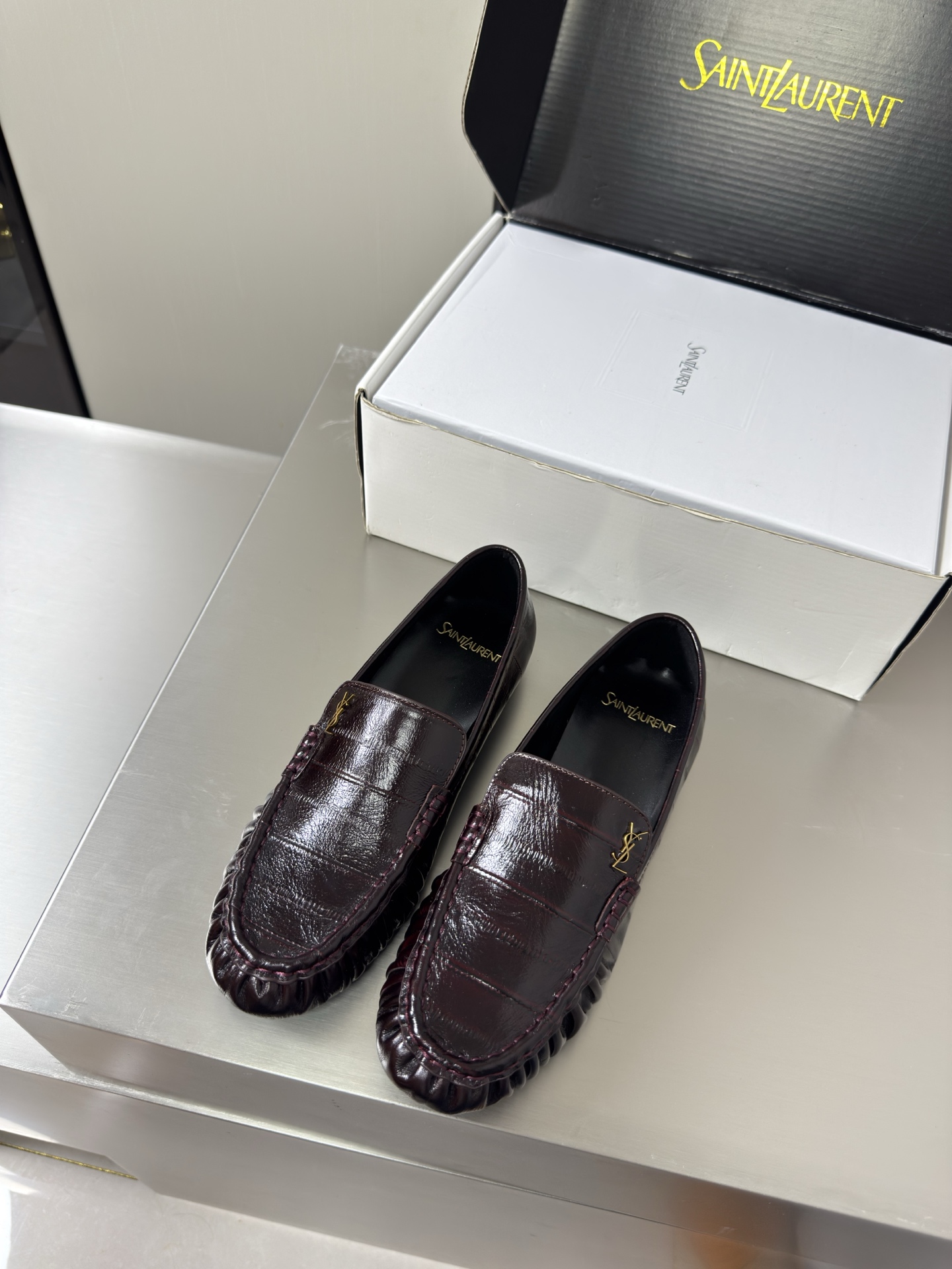 NO:930543,YSL large men's and women's loafers handmade pleated technology 8.5 cm heel height commuter series comfortable and high-end deep burgundy eel leather calf pattern transparent TPU material Yvette Saint Laurent Saint Laurent logo exquisite high heels men's 30 beautiful shoes with no dead ends to support the aura and noble temperament imported sheepskin lining foot-fitting comfortable Italian imported genuine leather outsole size women's 35 36 37  38 39 40 41 42 43 Men's 38 39 40 41 42 43 44 45 46 47 (Female 40 41 42 43 Male 38 39 45 46 47 order) With counter packaging, loafers, saint laurent, saint laurent, saint  laurent,loafers,sheepskin,leather soles19860909YSL 大 男女款 乐福鞋 手工制作 褶皱工艺 8.5 cm 跟高 通勤系列 舒适高档 深酒红 鳗鱼皮 小牛纹透明 TPU 材质 Yvette Saint Laurent圣罗兰logo 精致高跟 男款30  无死角的美鞋 撑起气场 气质高贵  进口羊皮内里 贴脚 舒适 意大利进口真皮大底  码数女款 35 36 37 38 39 40 41 42 43  男款 38 39 40 41 42 43 44 45 46 47 （女40 41 42 43 男38 39 45 46 47 订） 配专柜包装,乐福鞋,saint laurent,saint laurent,saint laurent,loafers,sheepskin,Leather soles,Women's Shoes