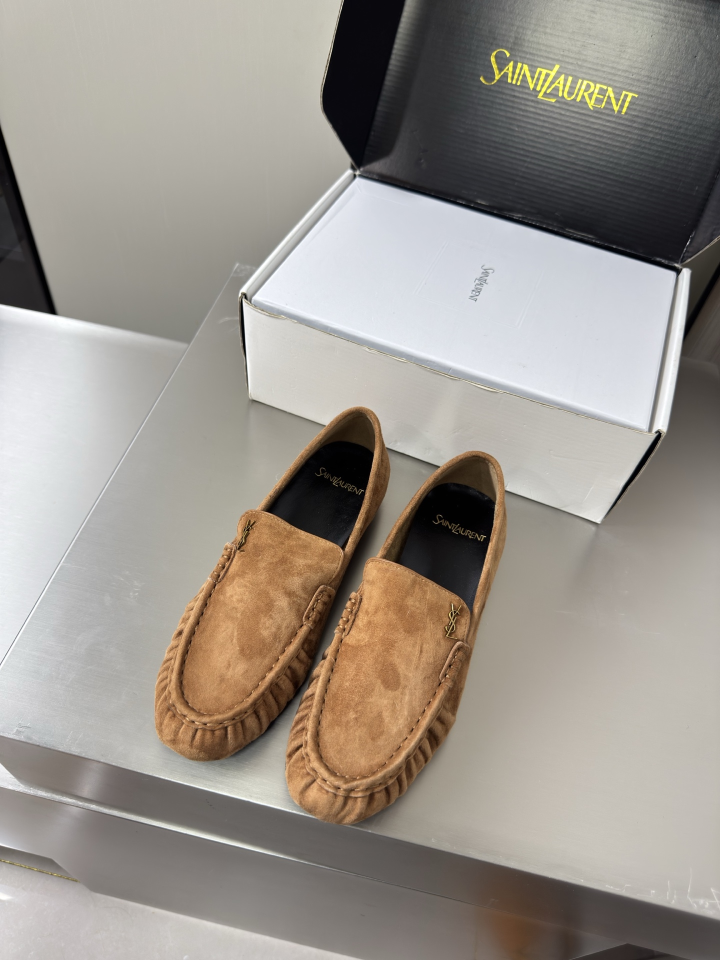 NO:930465,YSL large men's and women's loafers handmade pleated technology 8.5 cm heel height commuter series comfortable and high-end brown sheep suede transparent TPU material Yvette Saint Laurent logo exquisite high heels men's 30 beautiful shoes with no dead ends to support the aura and noble temperament imported sheepskin lining foot-fitting comfortable Italian imported genuine leather outsole size women's 35 36 37  38 39 40 41 42 43 Men's 38 39 40 41 42 43 44 45 46 47 (Female 40 41 42 43 Male 38 39 45 46 47 order) With counter packaging, loafers, saint laurent, saint laurent, saint  laurent,loafers,sheepskin,chamois leather,Leather soles19860909YSL 大 男女款 乐福鞋 手工制作 褶皱工艺 8.5 cm 跟高 通勤系列 舒适高档 棕色 羊反绒 麂皮 透明 TPU 材质 Yvette Saint Laurent圣罗兰logo 精致高跟 男款30  无死角的美鞋 撑起气场 气质高贵  进口羊皮内里 贴脚 舒适 意大利进口真皮大底  码数女款 35 36 37 38 39 40 41 42 43  男款 38 39 40 41 42 43 44 45 46 47 （女40 41 42 43 男38 39 45 46 47 订） 配专柜包装,乐福鞋,saint laurent,saint laurent,saint laurent,loafers,sheepskin,chamois leather,Leather soles,Women's Shoes