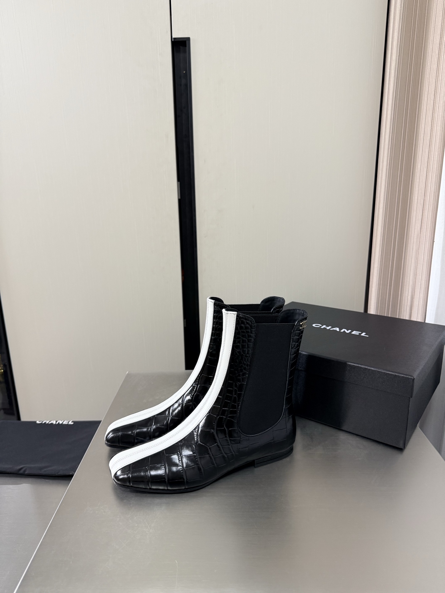 Женские ботильоны Chanel с логотипом черного цвета