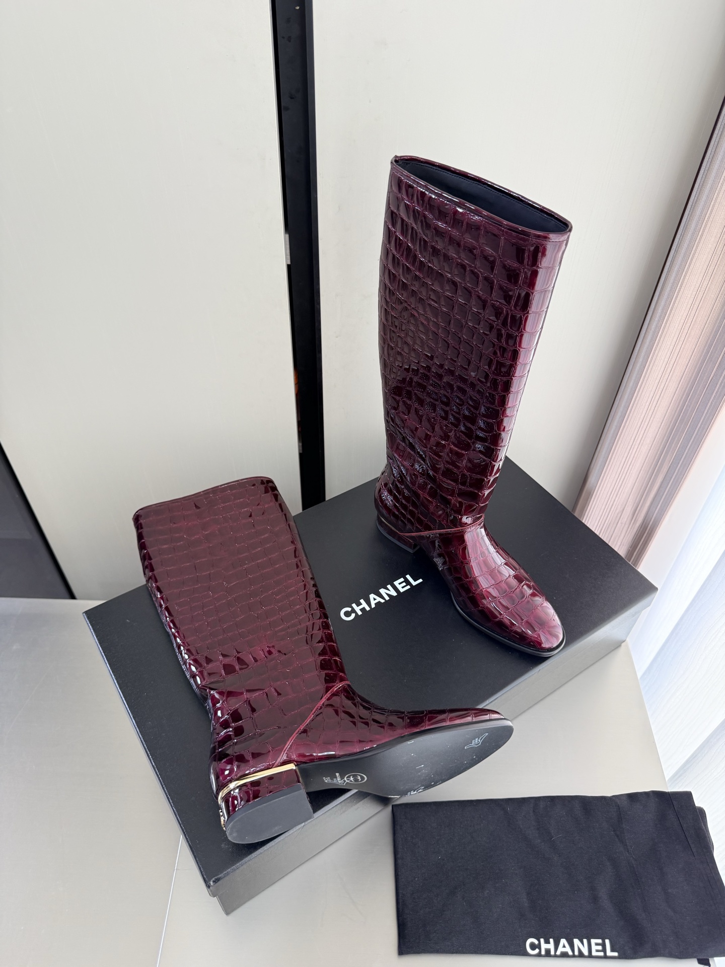 Женские сапоги Chanel с крокодиловой текстурой и золотым логотипом