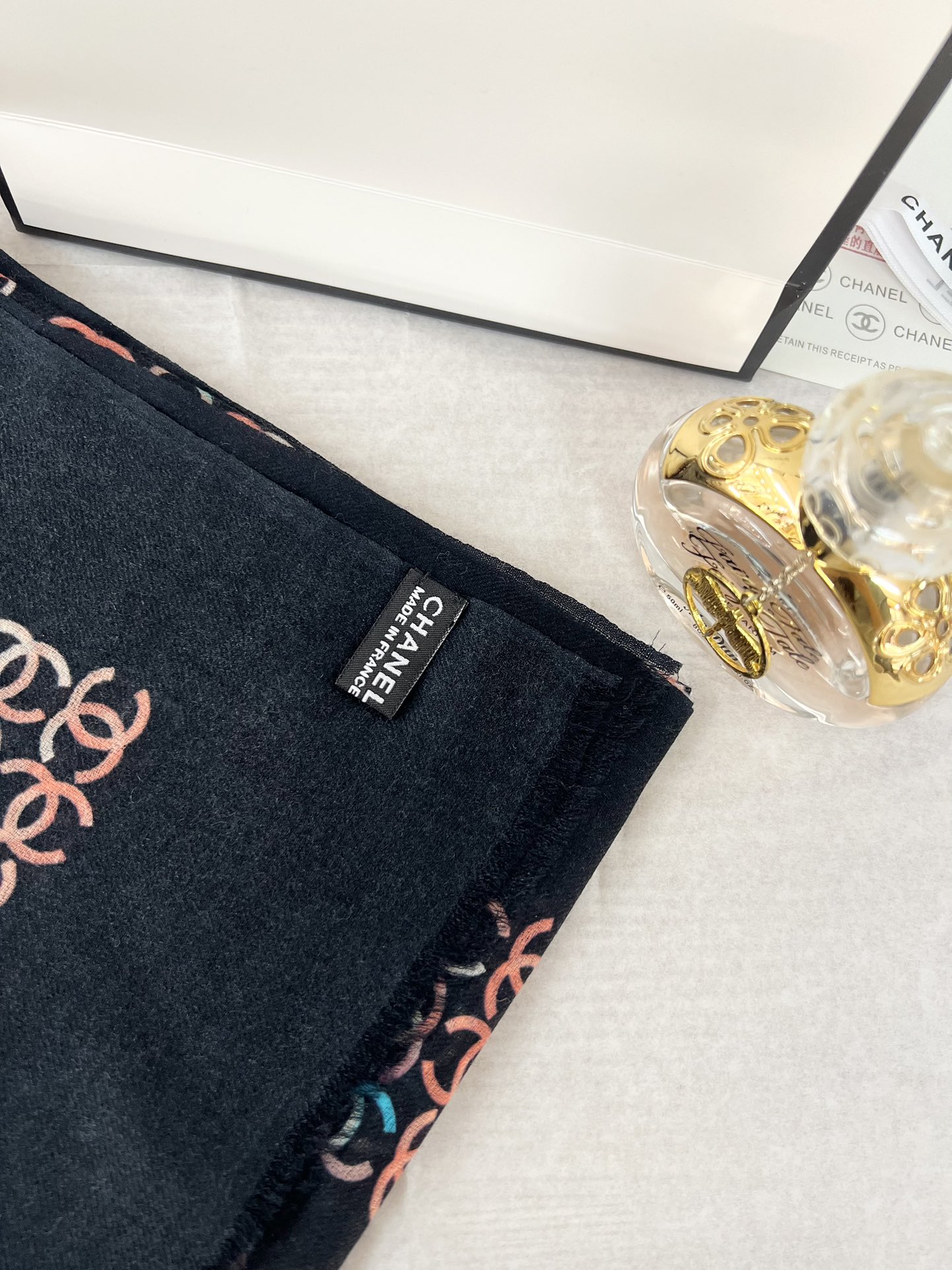 年香奈儿秋冬提前上新，美女都爱此款
超级有腔调！！！】谁懂这种秋冬调性的美啊？！！！这款小香披肩也是我疯