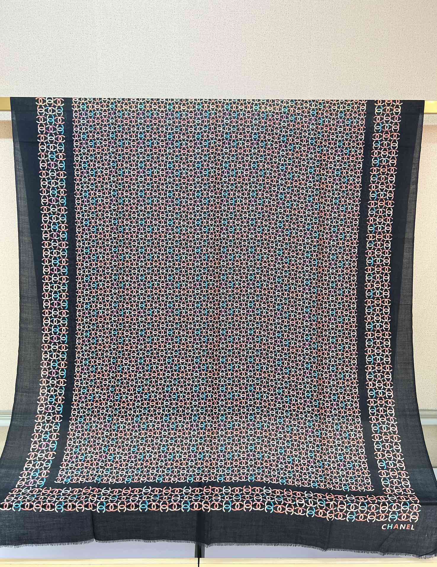 年香奈儿秋冬提前上新，美女都爱此款
超级有腔调！！！】谁懂这种秋冬调性的美啊？！！！这款小香披肩也是我疯