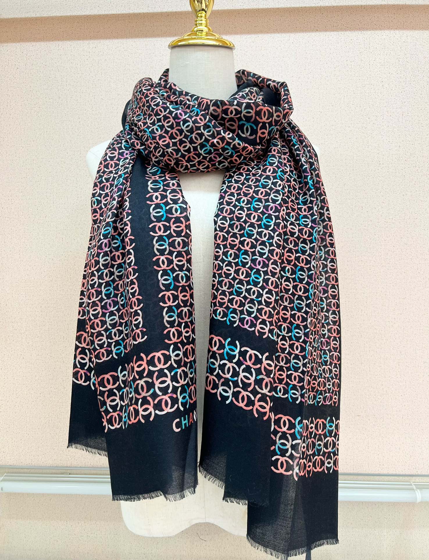 年香奈儿秋冬提前上新，美女都爱此款
超级有腔调！！！】谁懂这种秋冬调性的美啊？！！！这款小香披肩也是我疯