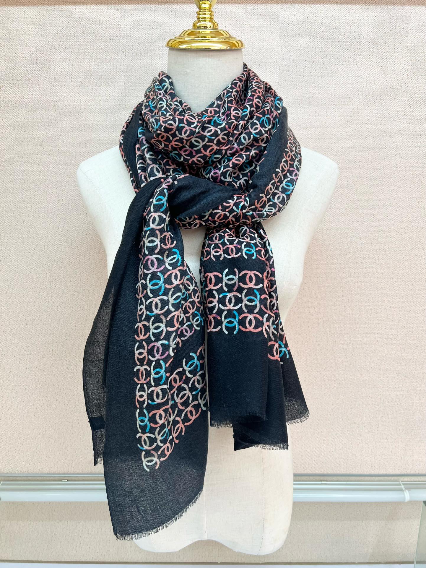 年香奈儿秋冬提前上新，美女都爱此款
超级有腔调！！！】谁懂这种秋冬调性的美啊？！！！这款小香披肩也是我疯