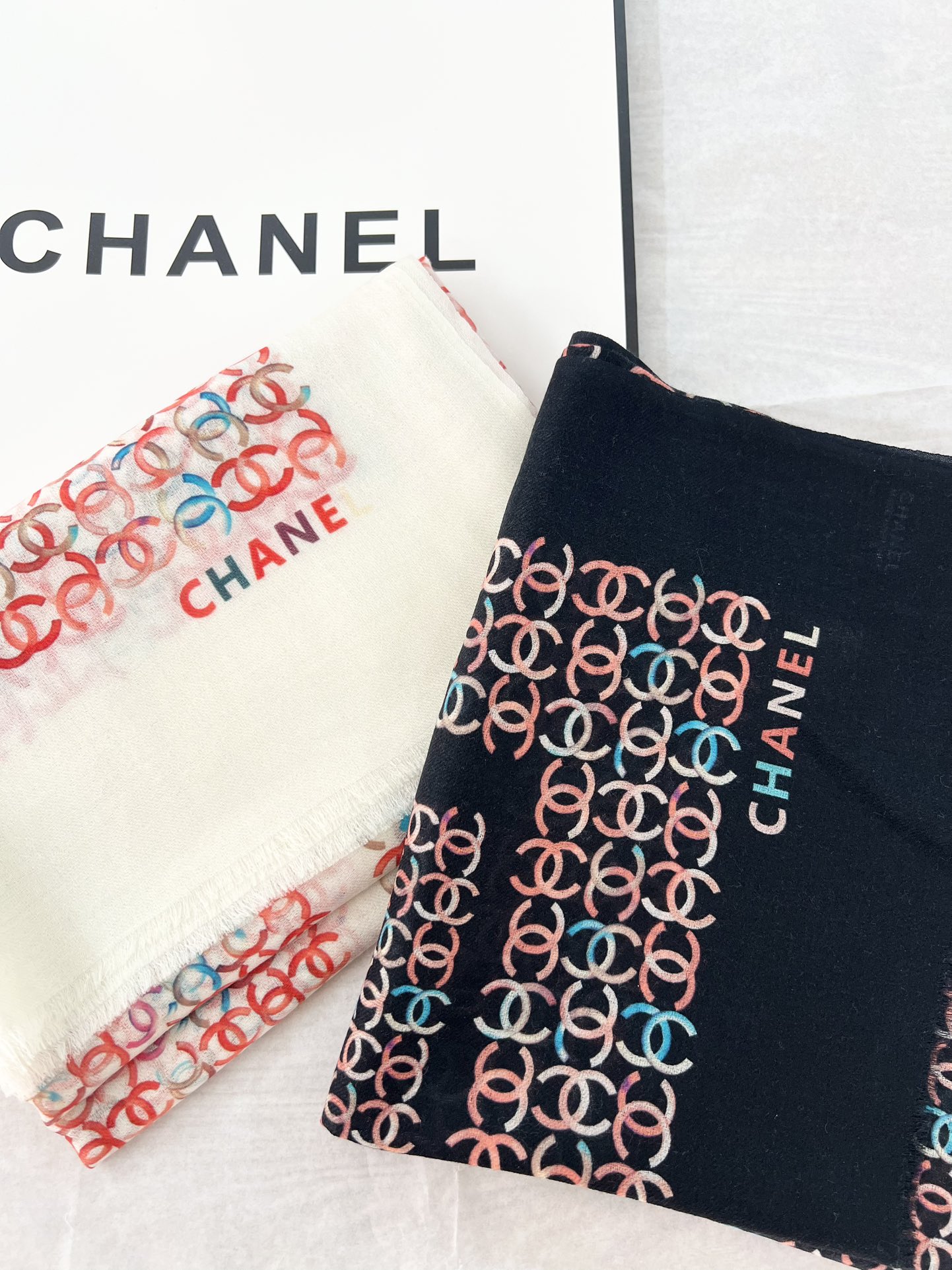 年香奈儿秋冬提前上新，美女都爱此款
超级有腔调！！！】谁懂这种秋冬调性的美啊？！！！这款小香披肩也是我疯