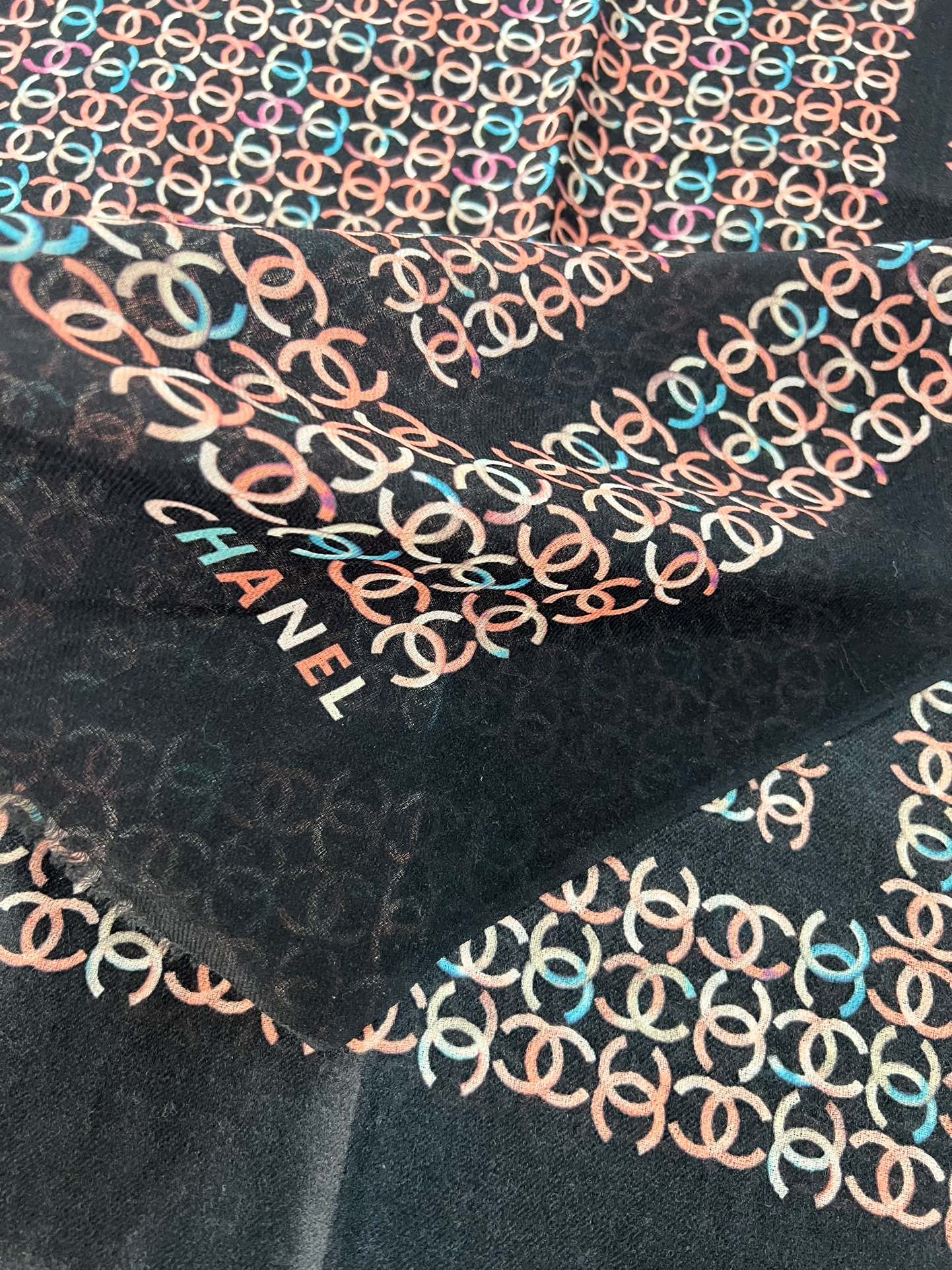 年香奈儿秋冬提前上新，美女都爱此款
超级有腔调！！！】谁懂这种秋冬调性的美啊？！！！这款小香披肩也是我疯