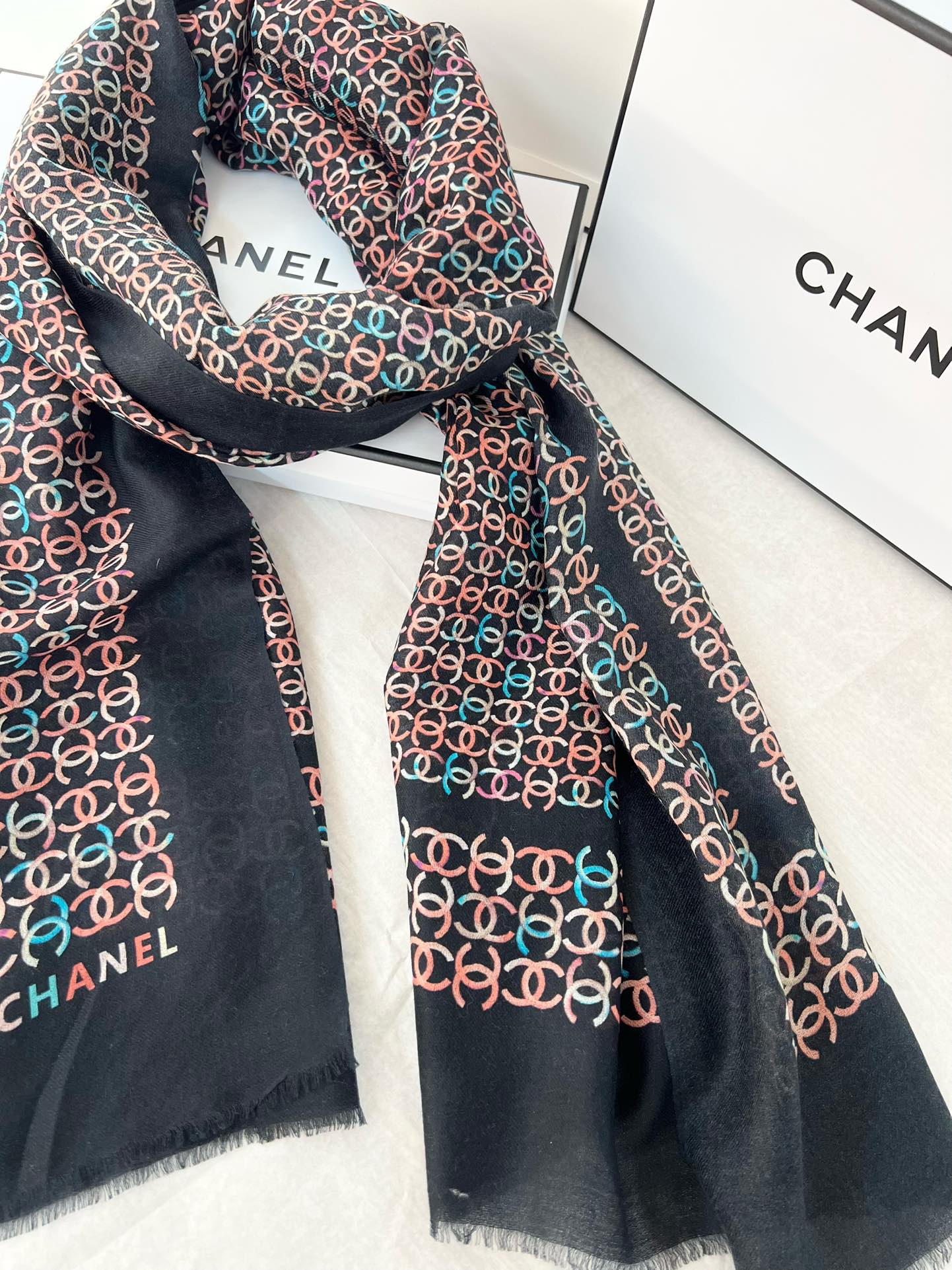 年香奈儿秋冬提前上新，美女都爱此款
超级有腔调！！！】谁懂这种秋冬调性的美啊？！！！这款小香披肩也是我疯