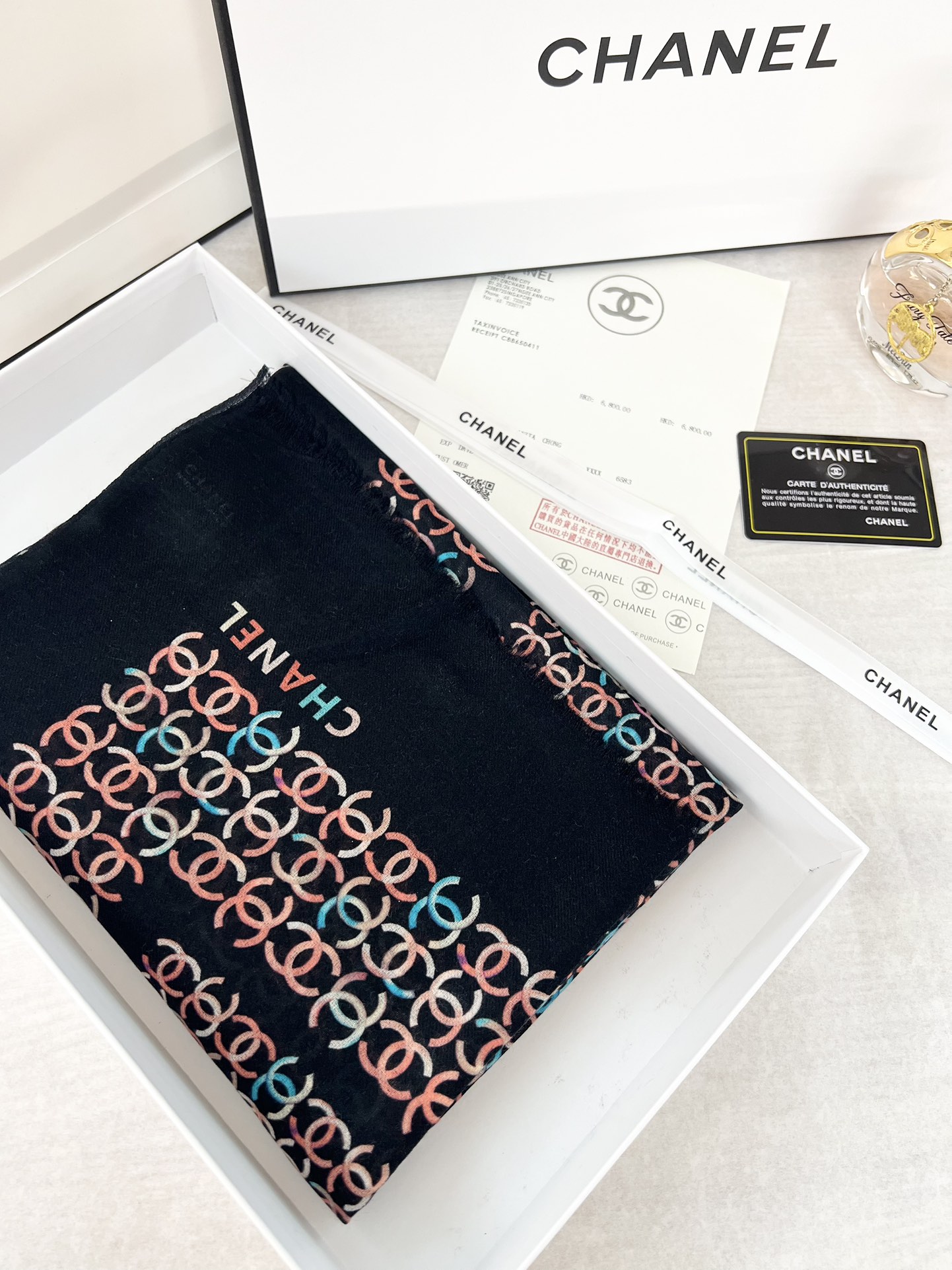 年香奈儿秋冬提前上新，美女都爱此款
超级有腔调！！！】谁懂这种秋冬调性的美啊？！！！这款小香披肩也是我疯