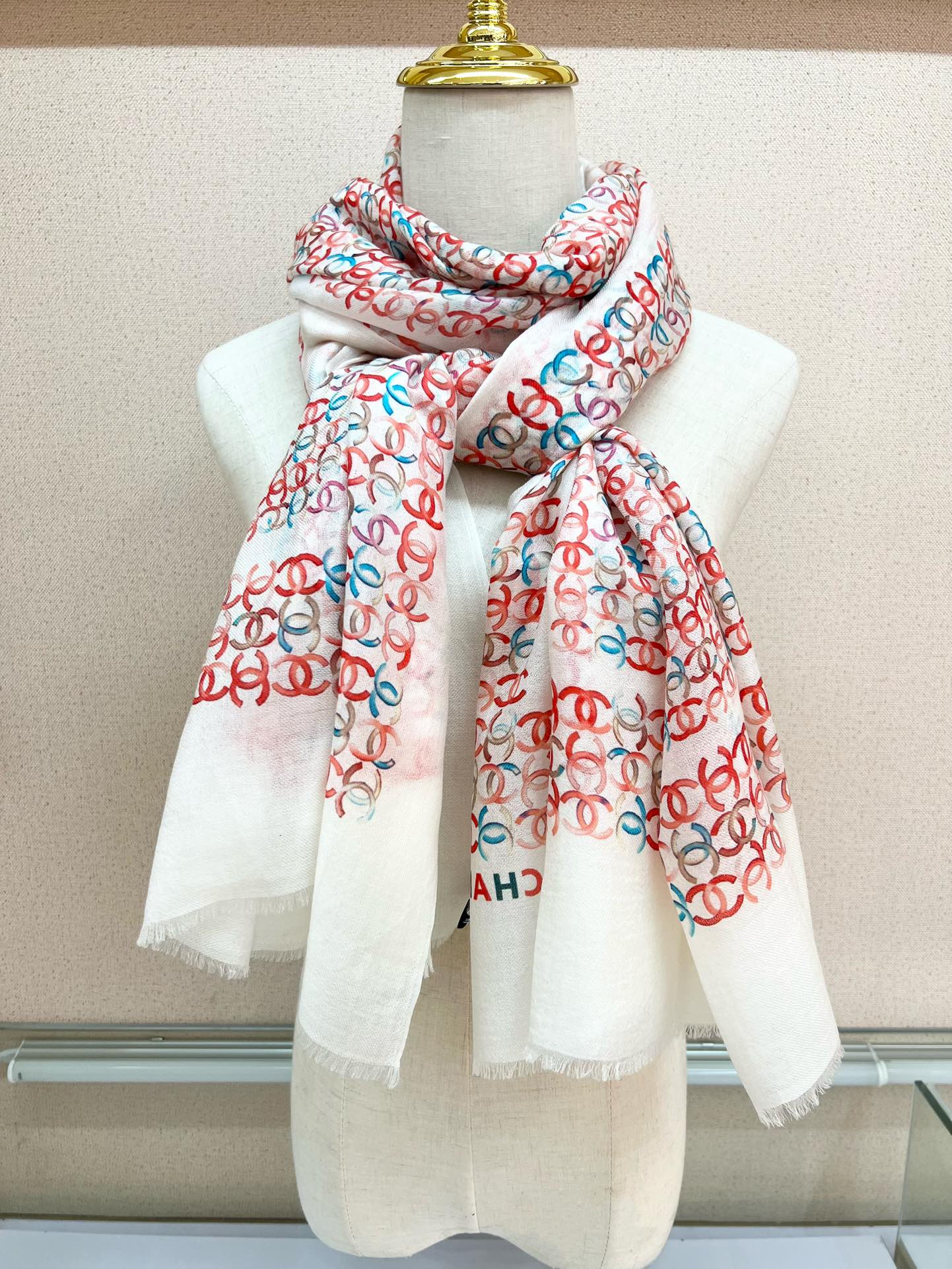 年香奈儿秋冬提前上新，美女都爱此款
超级有腔调！！！】谁懂这种秋冬调性的美啊？！！！这款小香披肩也是我疯