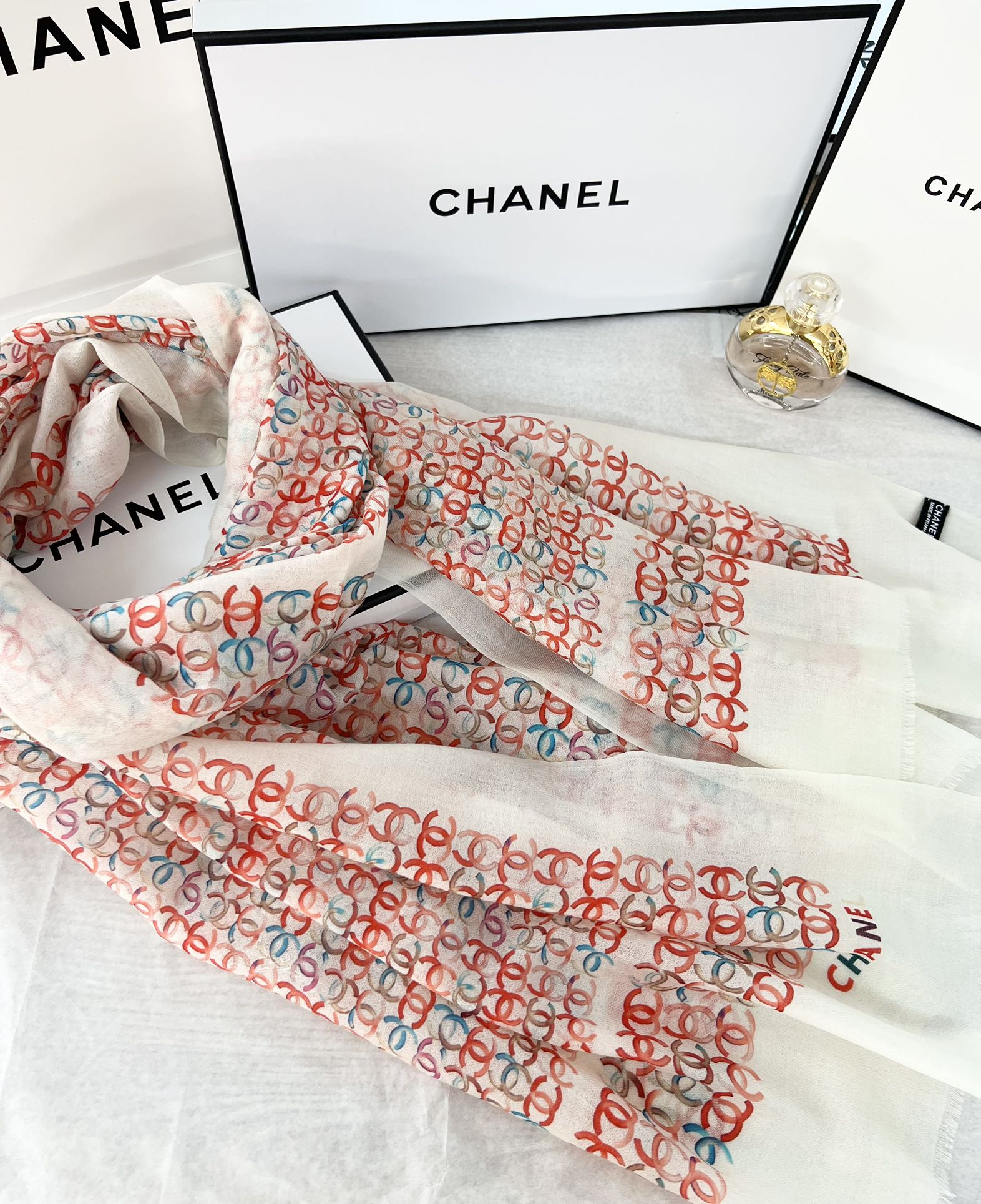 年香奈儿秋冬提前上新，美女都爱此款
超级有腔调！！！】谁懂这种秋冬调性的美啊？！！！这款小香披肩也是我疯