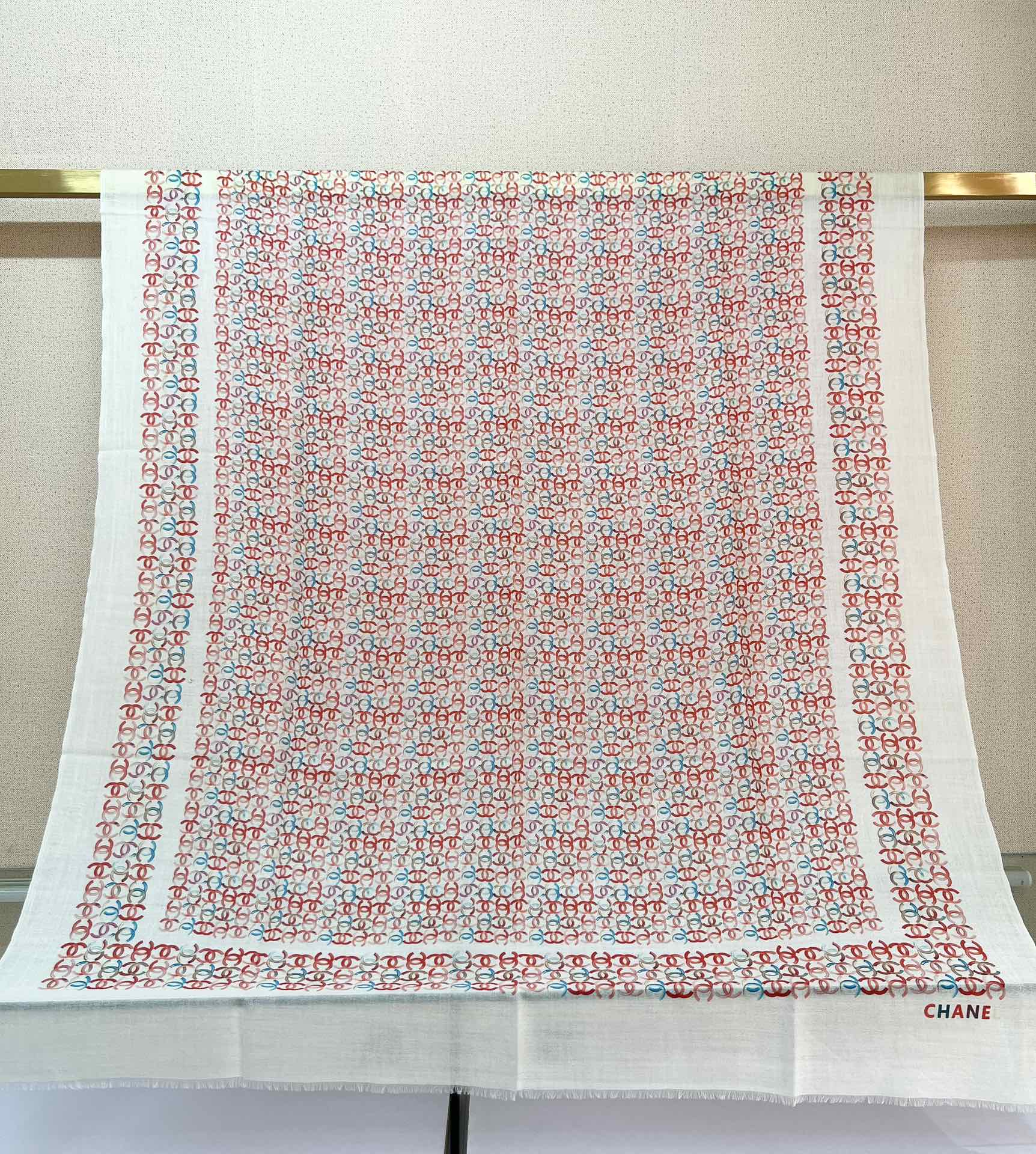 年香奈儿秋冬提前上新，美女都爱此款
超级有腔调！！！】谁懂这种秋冬调性的美啊？！！！这款小香披肩也是我疯