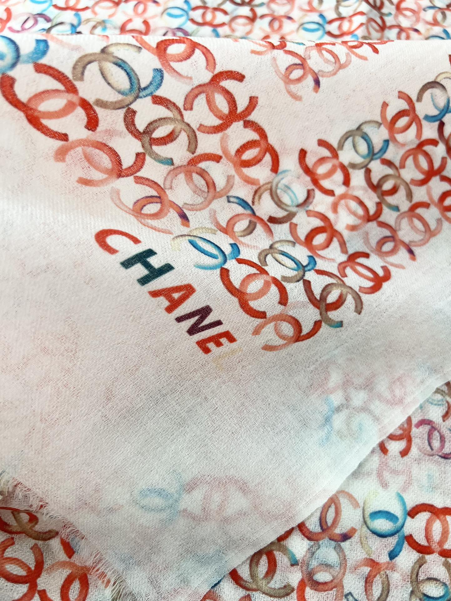 年香奈儿秋冬提前上新，美女都爱此款
超级有腔调！！！】谁懂这种秋冬调性的美啊？！！！这款小香披肩也是我疯