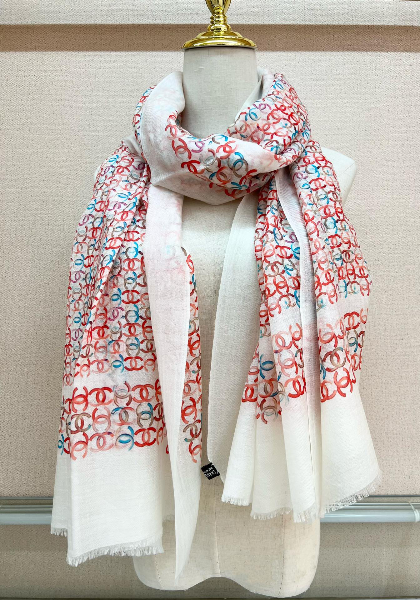 年香奈儿秋冬提前上新，美女都爱此款
超级有腔调！！！】谁懂这种秋冬调性的美啊？！！！这款小香披肩也是我疯