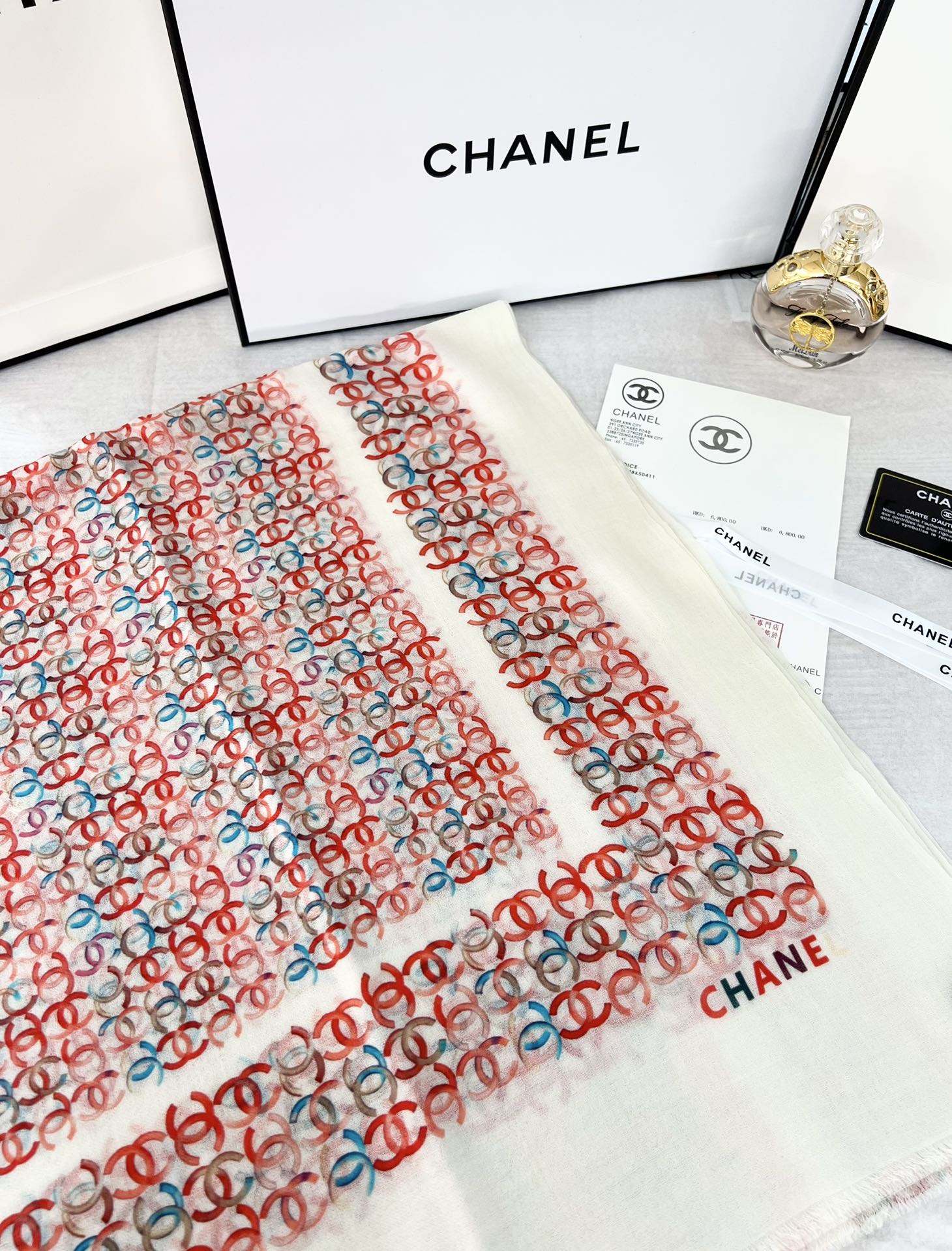 年香奈儿秋冬提前上新，美女都爱此款
超级有腔调！！！】谁懂这种秋冬调性的美啊？！！！这款小香披肩也是我疯