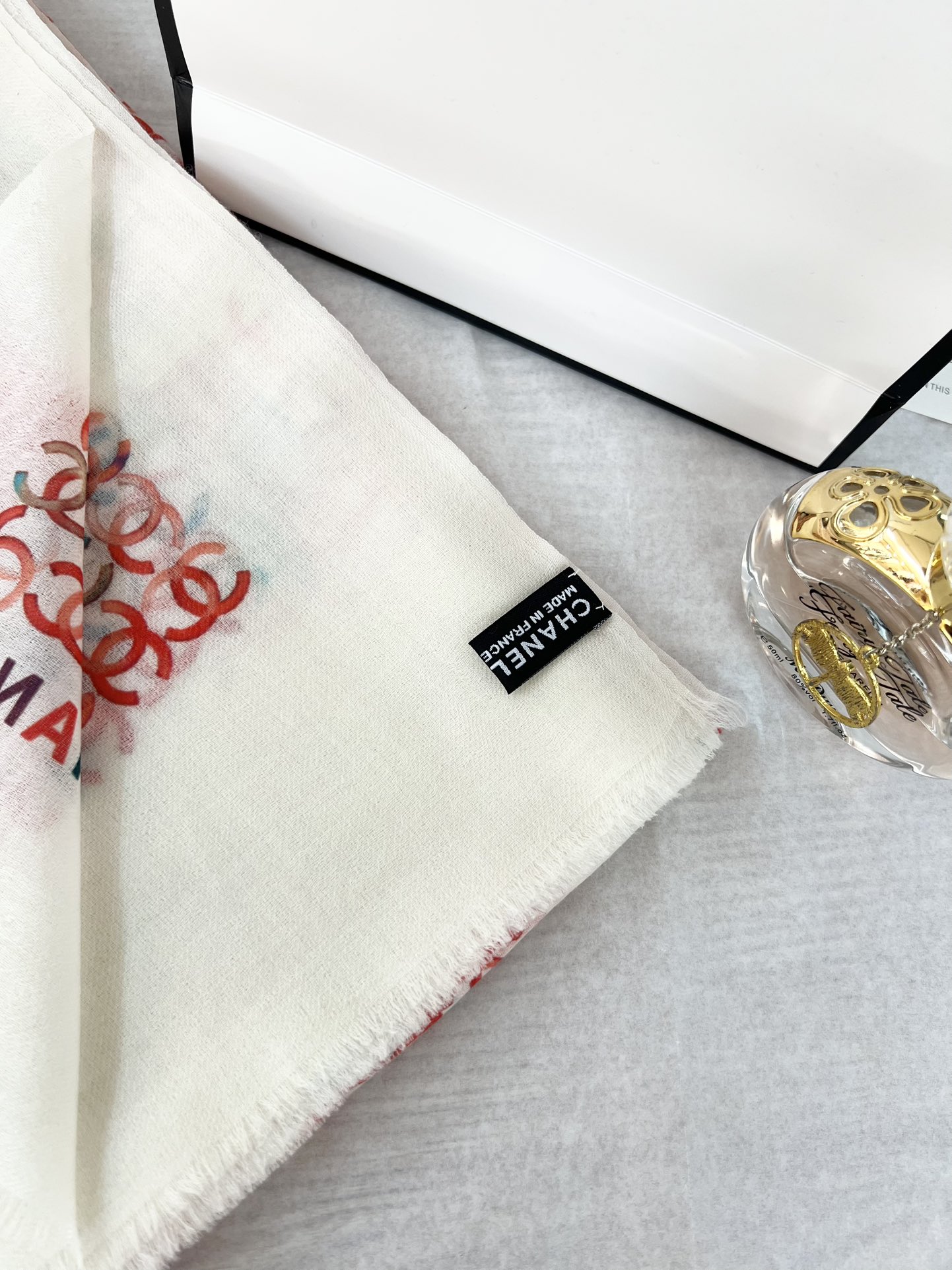 年香奈儿秋冬提前上新，美女都爱此款
超级有腔调！！！】谁懂这种秋冬调性的美啊？！！！这款小香披肩也是我疯