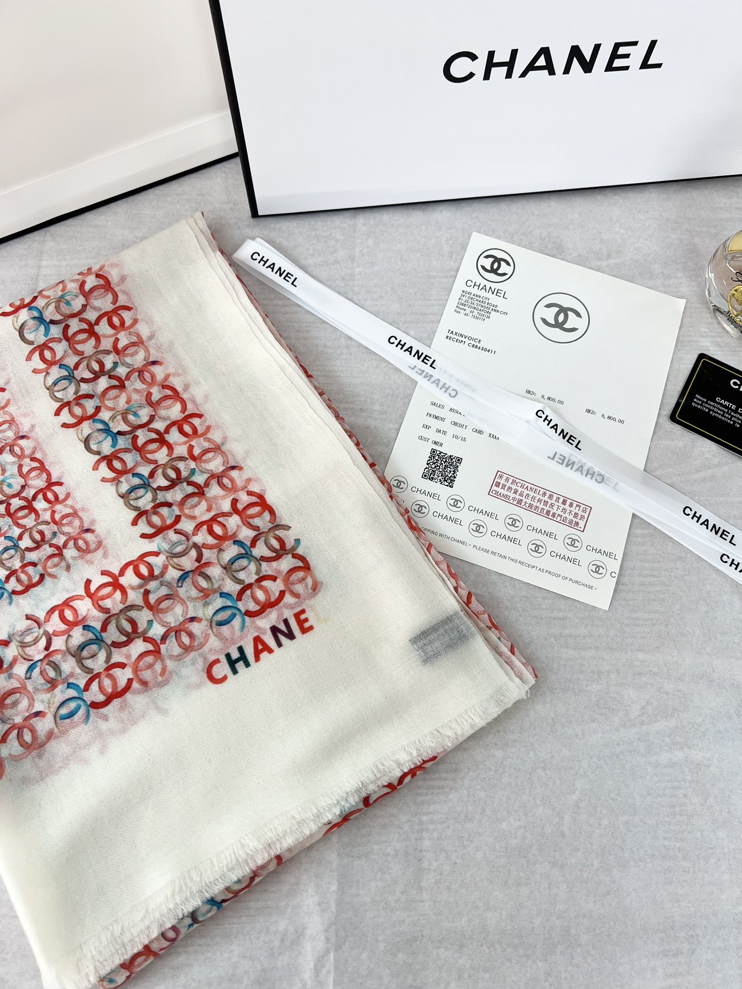 年香奈儿秋冬提前上新，美女都爱此款
超级有腔调！！！】谁懂这种秋冬调性的美啊？！！！这款小香披肩也是我疯