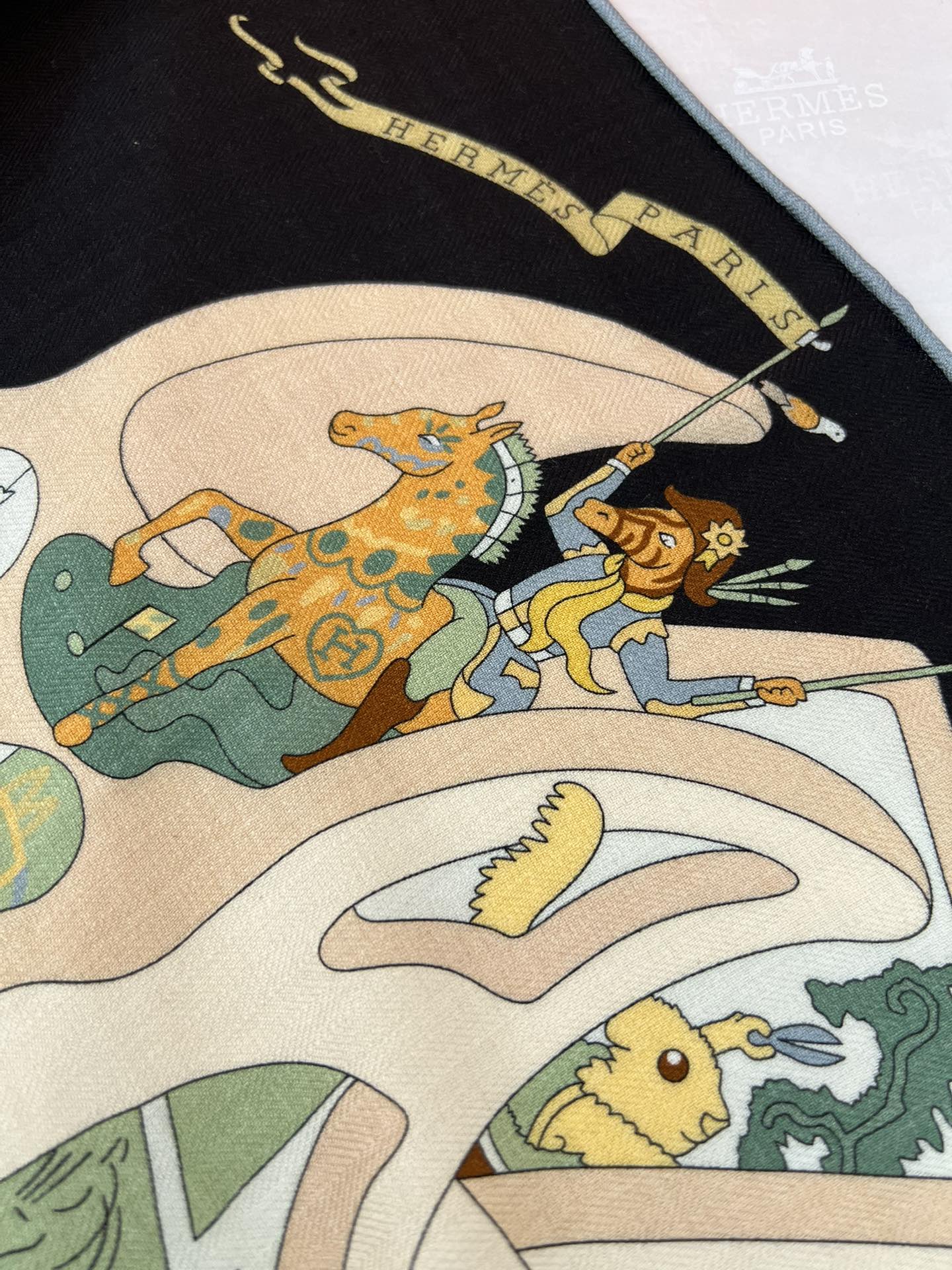 秋冬爱马仕丝巾又上新啦，今天第一眼被吸引的140丝巾应该就是属ta啦!“马术学院”由设计师扬.巴吉特里可