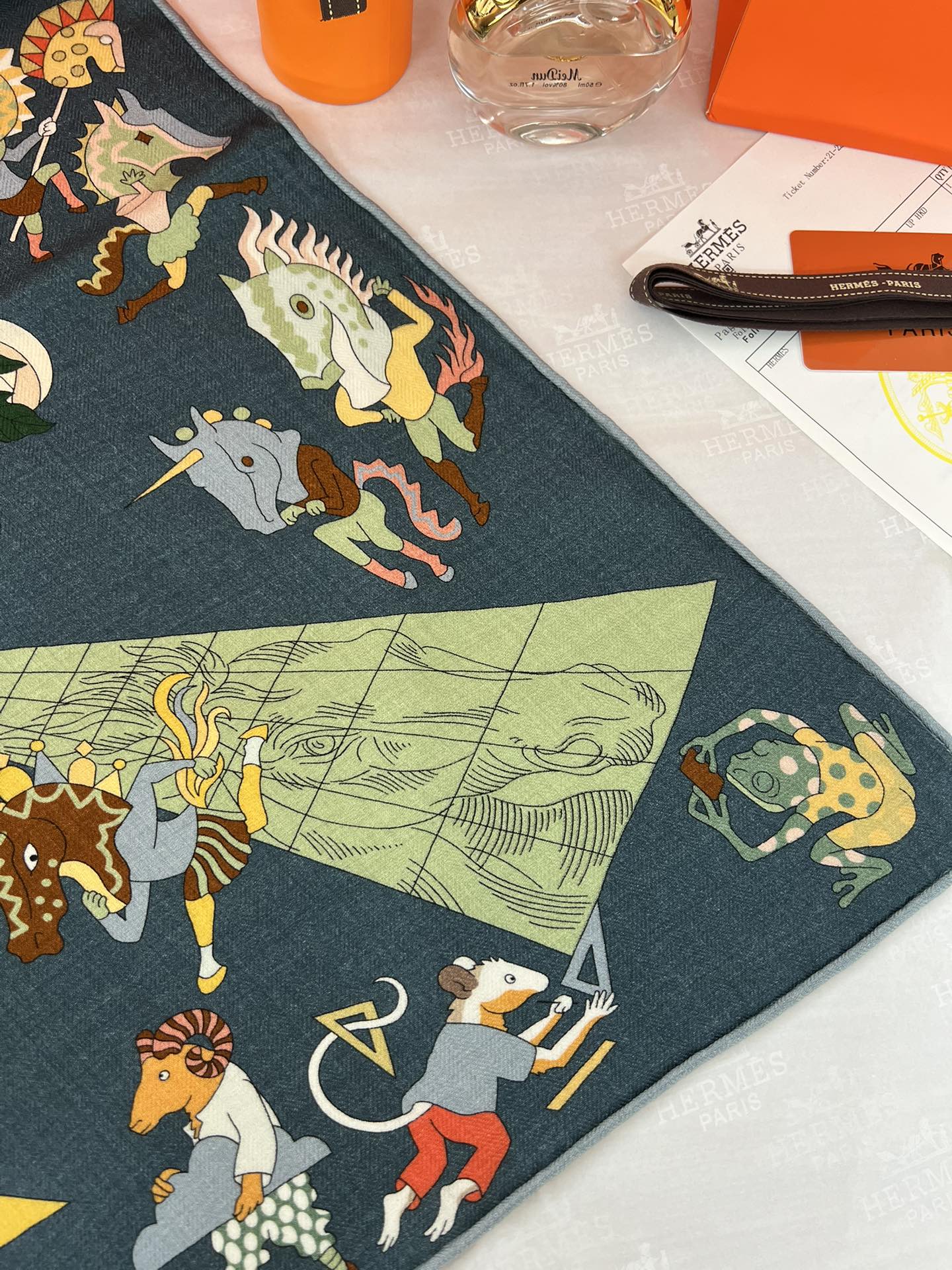 秋冬爱马仕丝巾又上新啦，今天第一眼被吸引的140丝巾应该就是属ta啦!“马术学院”由设计师扬.巴吉特里可