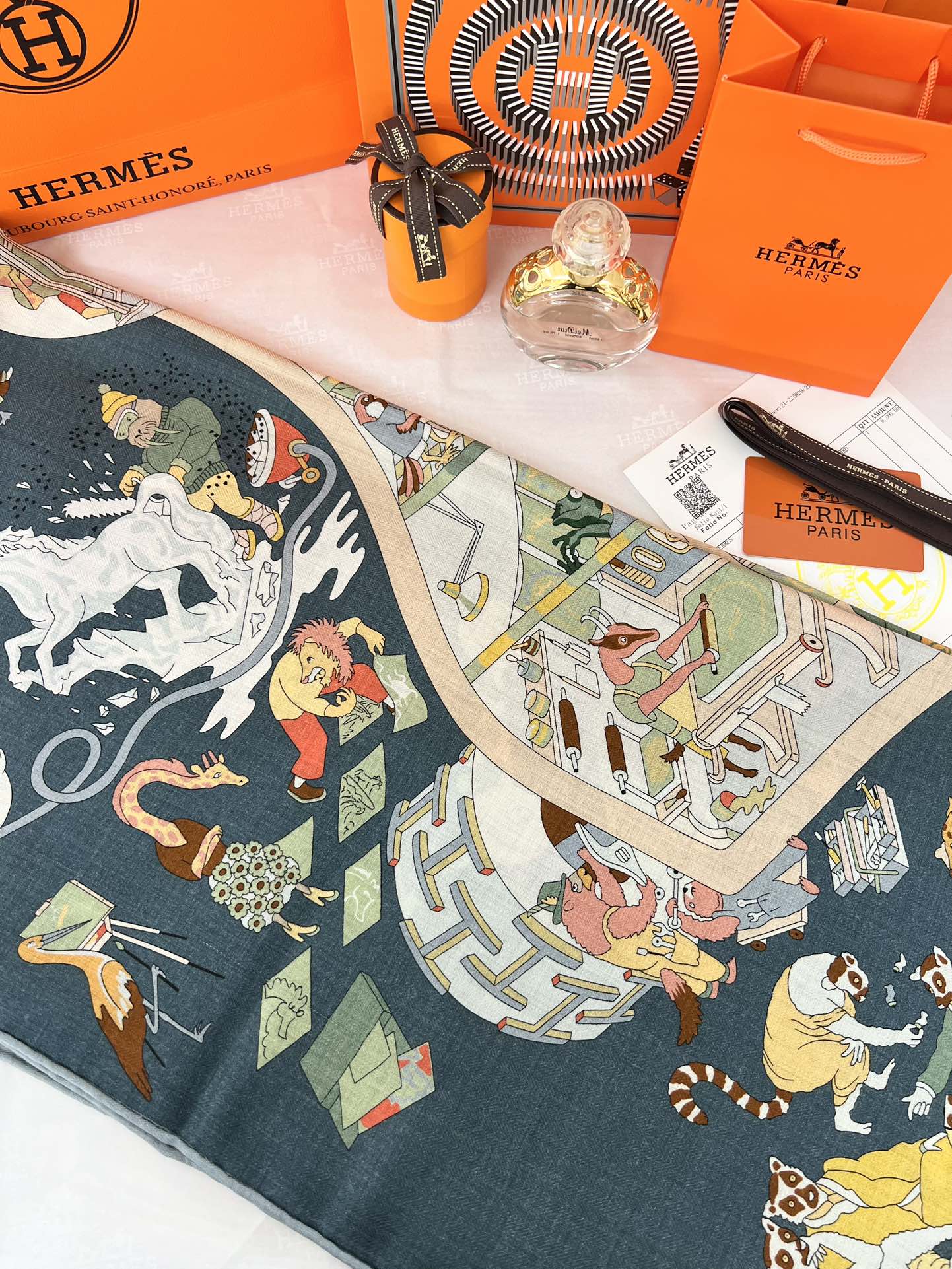 秋冬爱马仕丝巾又上新啦，今天第一眼被吸引的140丝巾应该就是属ta啦!“马术学院”由设计师扬.巴吉特里可