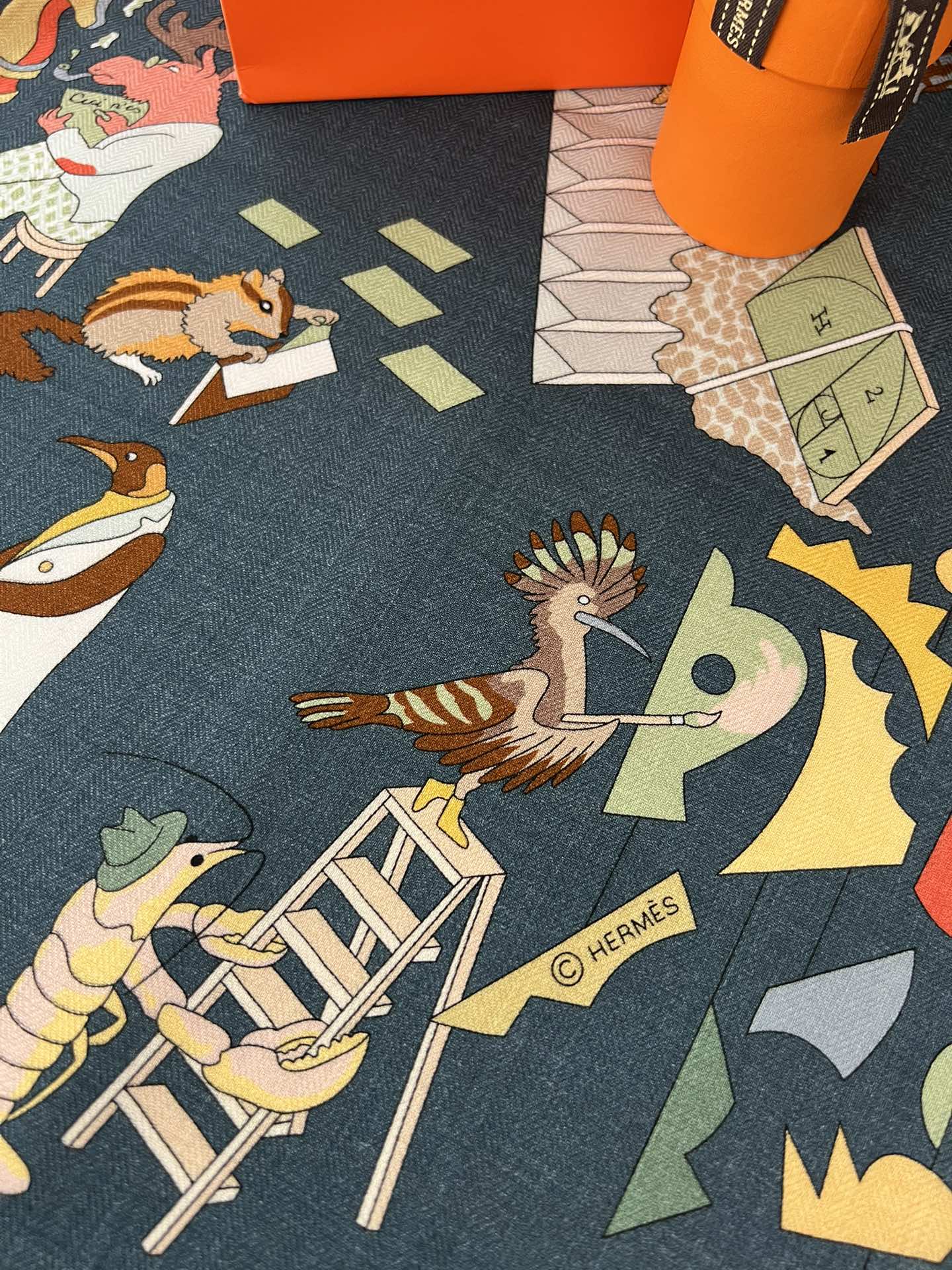 秋冬爱马仕丝巾又上新啦，今天第一眼被吸引的140丝巾应该就是属ta啦!“马术学院”由设计师扬.巴吉特里可