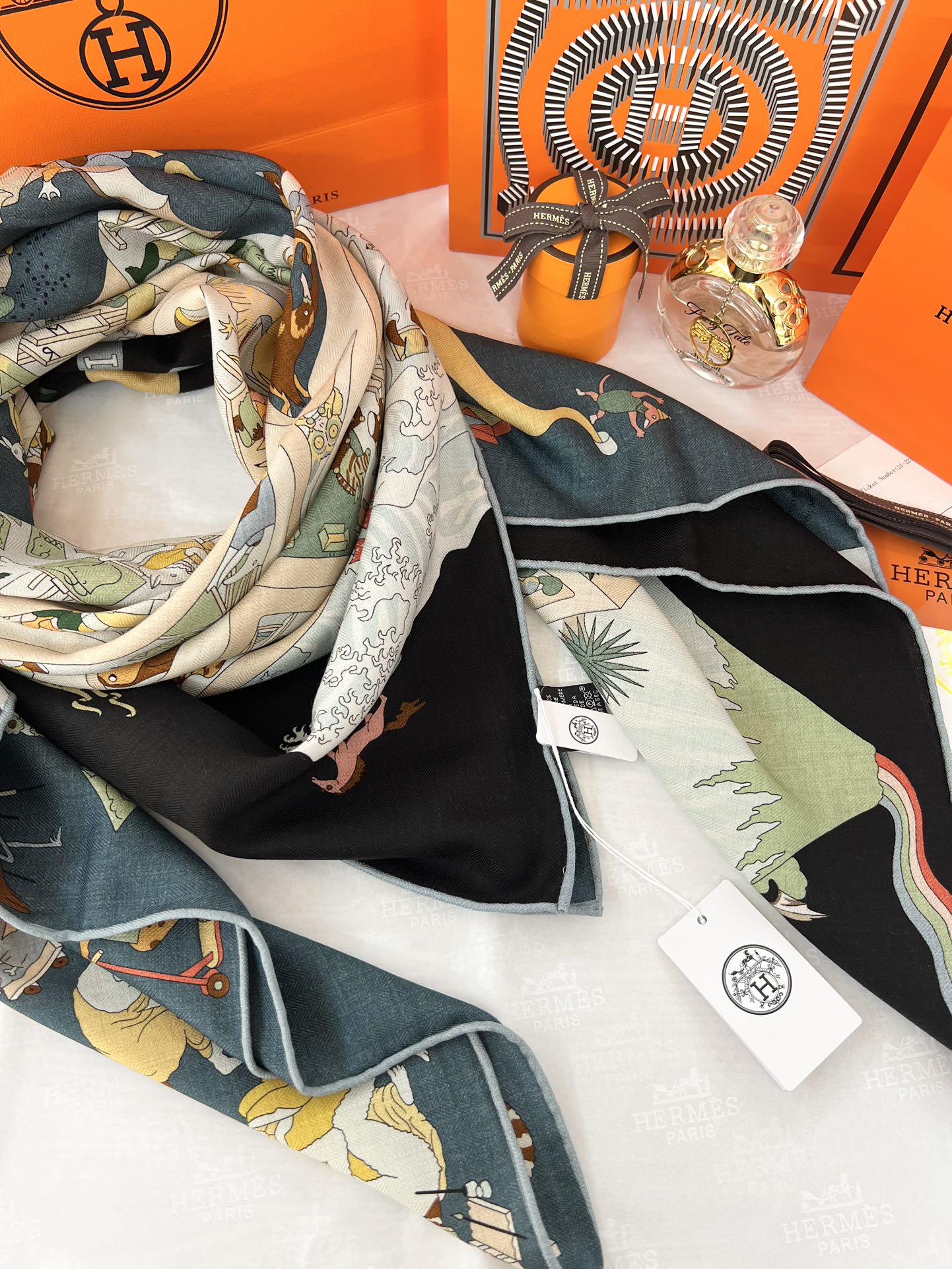 秋冬爱马仕丝巾又上新啦，今天第一眼被吸引的140丝巾应该就是属ta啦!“马术学院”由设计师扬.巴吉特里可