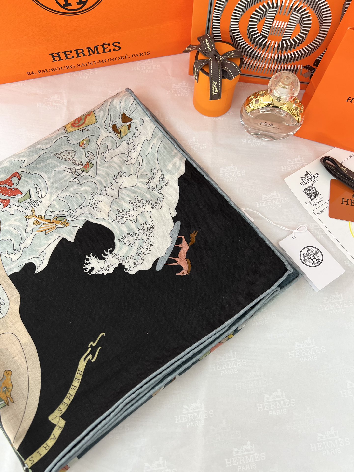 秋冬爱马仕丝巾又上新啦，今天第一眼被吸引的140丝巾应该就是属ta啦!“马术学院”由设计师扬.巴吉特里可