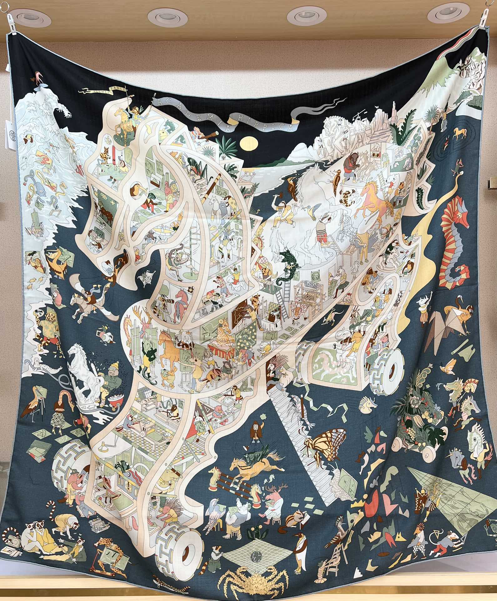 秋冬爱马仕丝巾又上新啦，今天第一眼被吸引的140丝巾应该就是属ta啦!“马术学院”由设计师扬.巴吉特里可