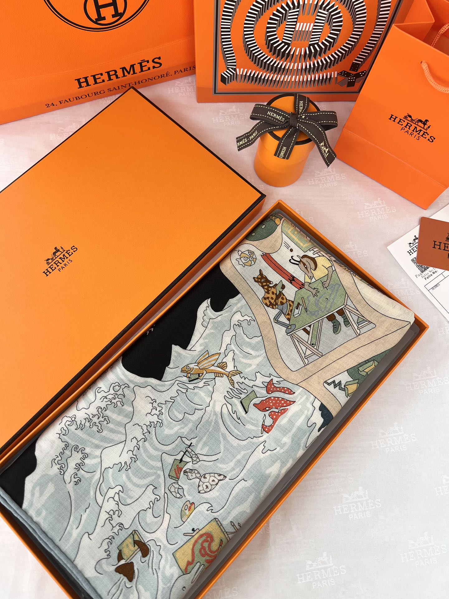 秋冬爱马仕丝巾又上新啦，今天第一眼被吸引的140丝巾应该就是属ta啦!“马术学院”由设计师扬.巴吉特里可