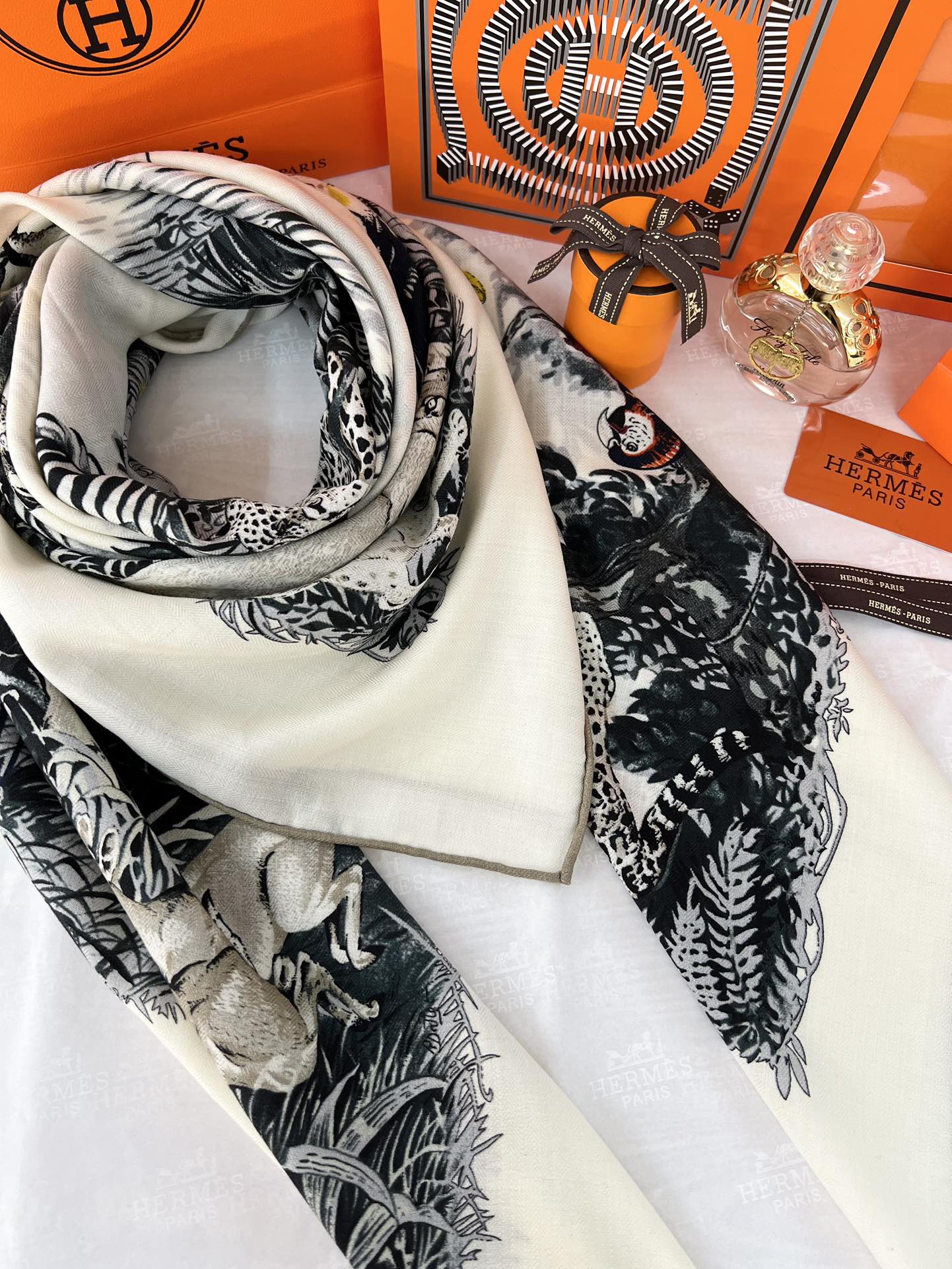 140顶级丝绒双面，手工卷边丝绒双面方巾（30%真丝70%羊绒）丝绒双面印花方巾！ 尺寸：140*140