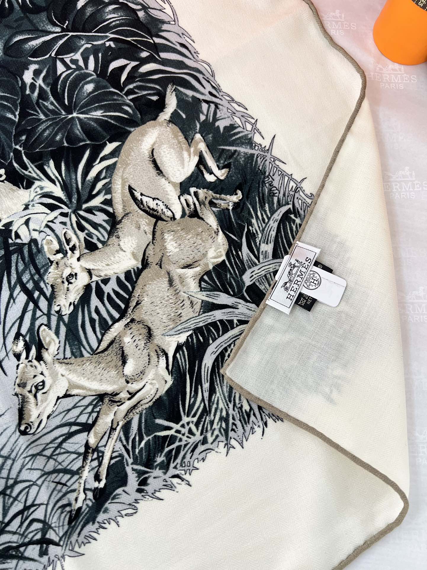 140顶级丝绒双面，手工卷边丝绒双面方巾（30%真丝70%羊绒）丝绒双面印花方巾！ 尺寸：140*140