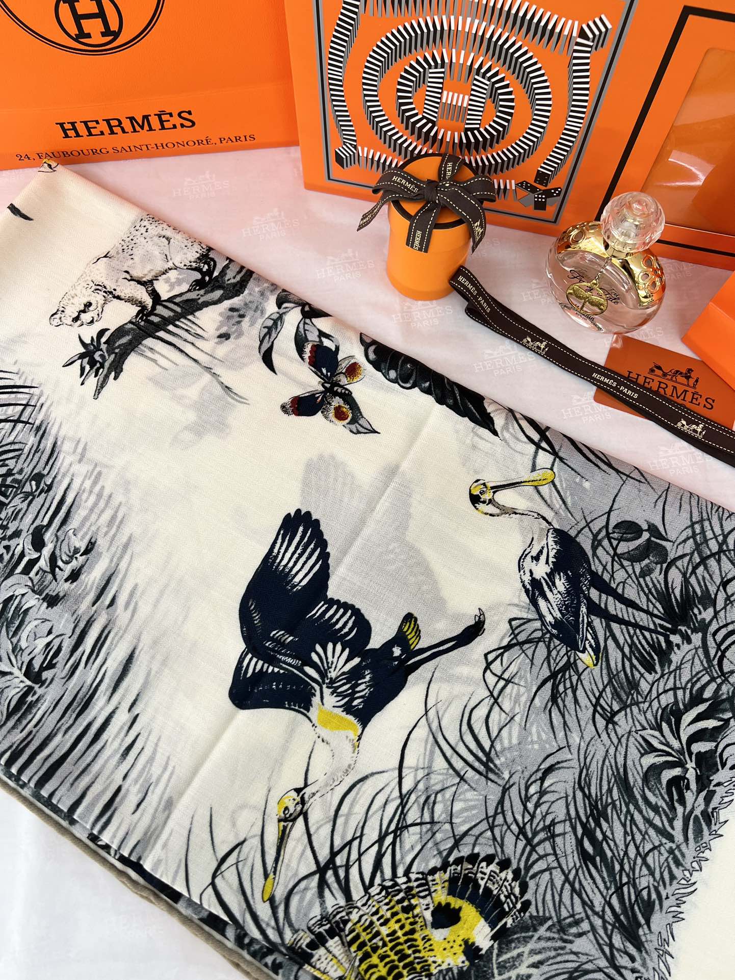 140顶级丝绒双面，手工卷边丝绒双面方巾（30%真丝70%羊绒）丝绒双面印花方巾！ 尺寸：140*140