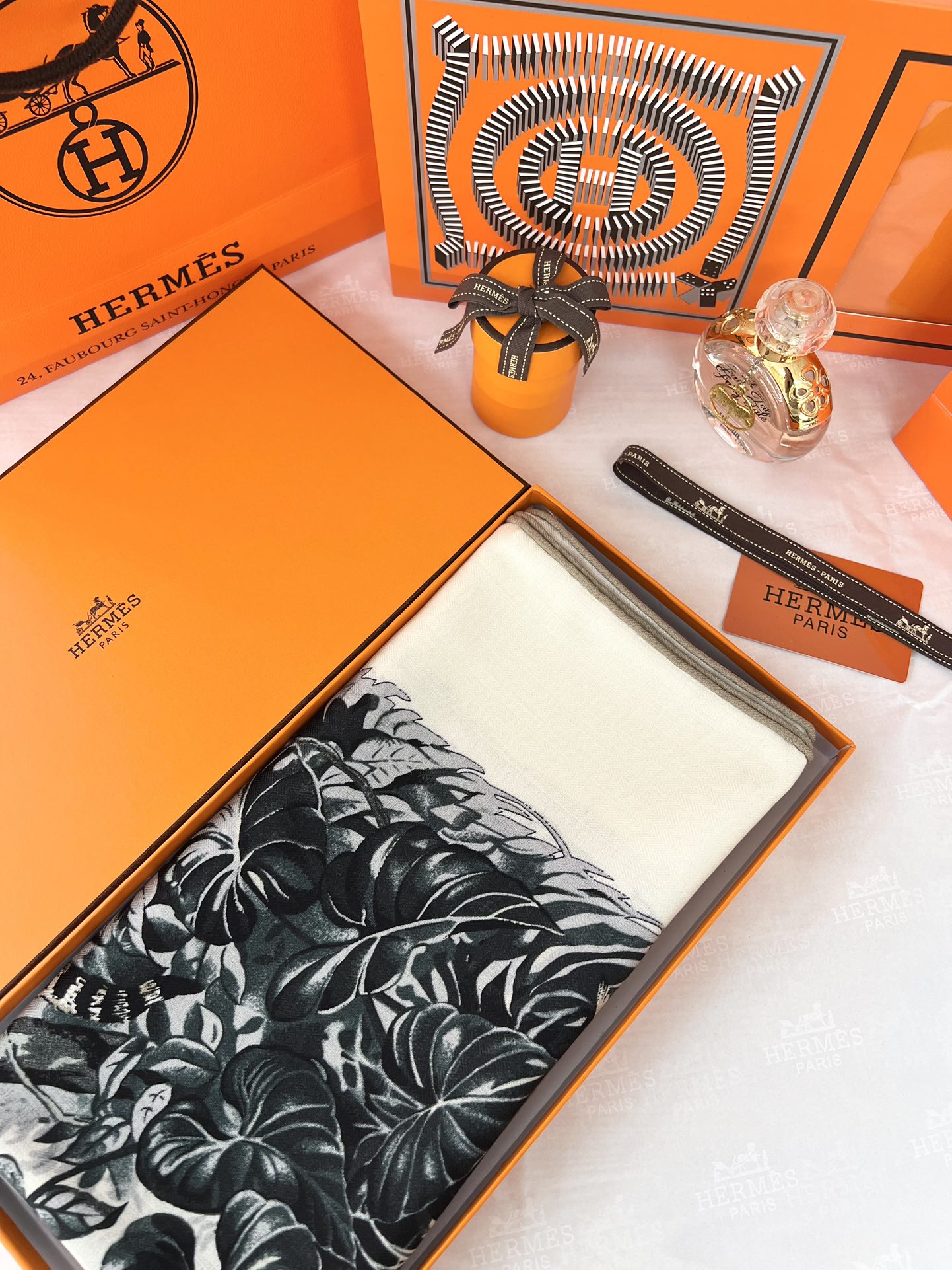 140顶级丝绒双面，手工卷边丝绒双面方巾（30%真丝70%羊绒）丝绒双面印花方巾！ 尺寸：140*140