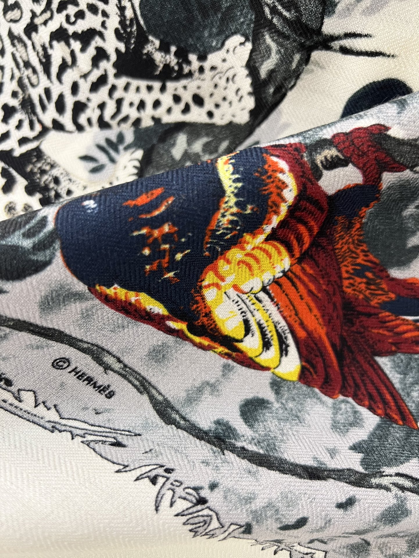 140顶级丝绒双面，手工卷边丝绒双面方巾（30%真丝70%羊绒）丝绒双面印花方巾！ 尺寸：140*140