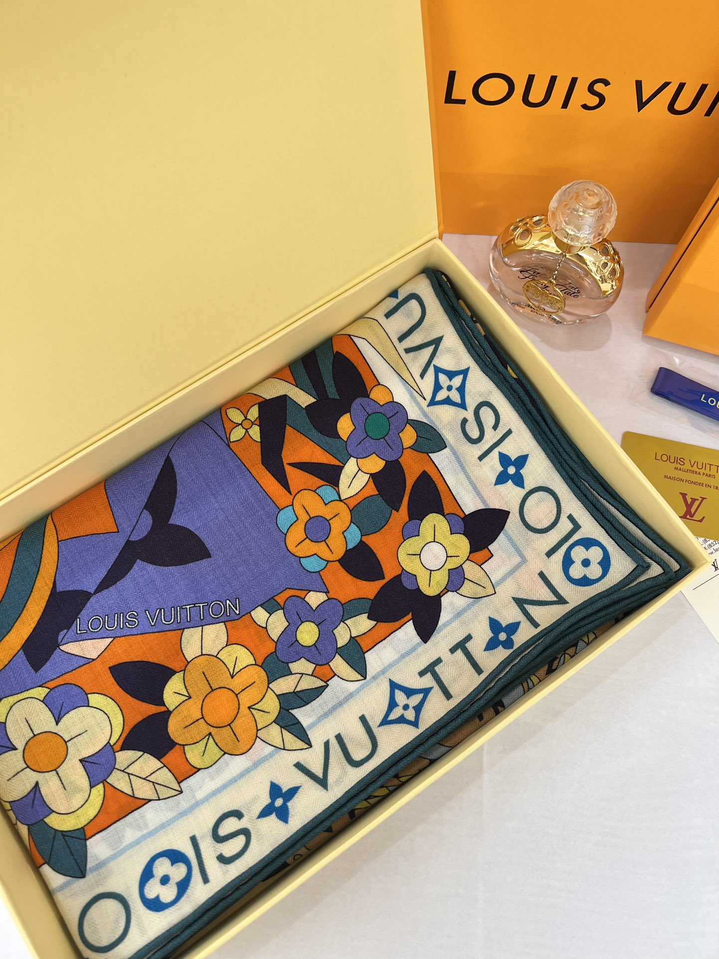 140顶级丝绒双面，手工卷边丝绒双面方巾（30%真丝70%羊绒）丝绒双面印花方巾！ 尺寸：140*140