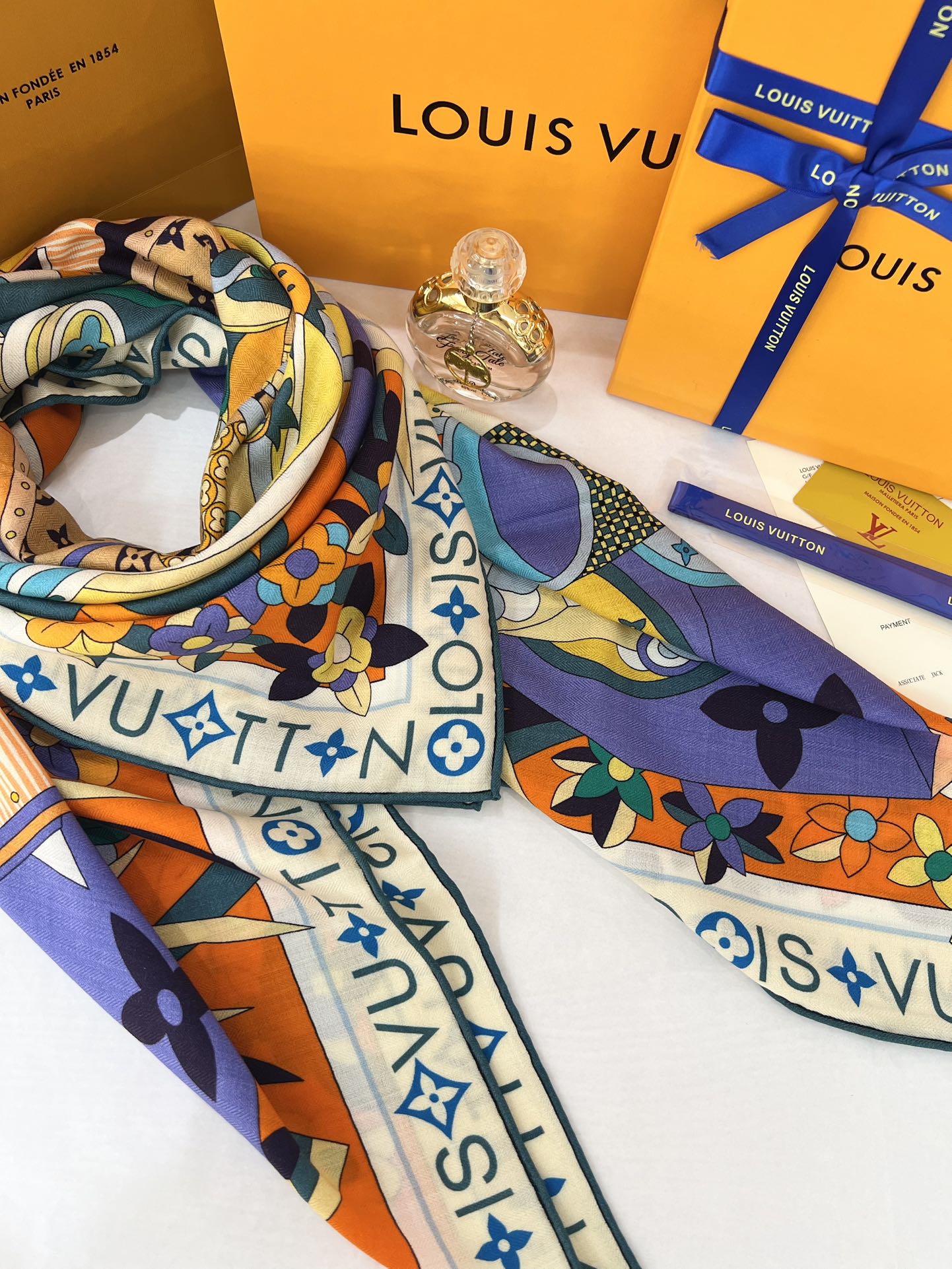 140顶级丝绒双面，手工卷边丝绒双面方巾（30%真丝70%羊绒）丝绒双面印花方巾！ 尺寸：140*140