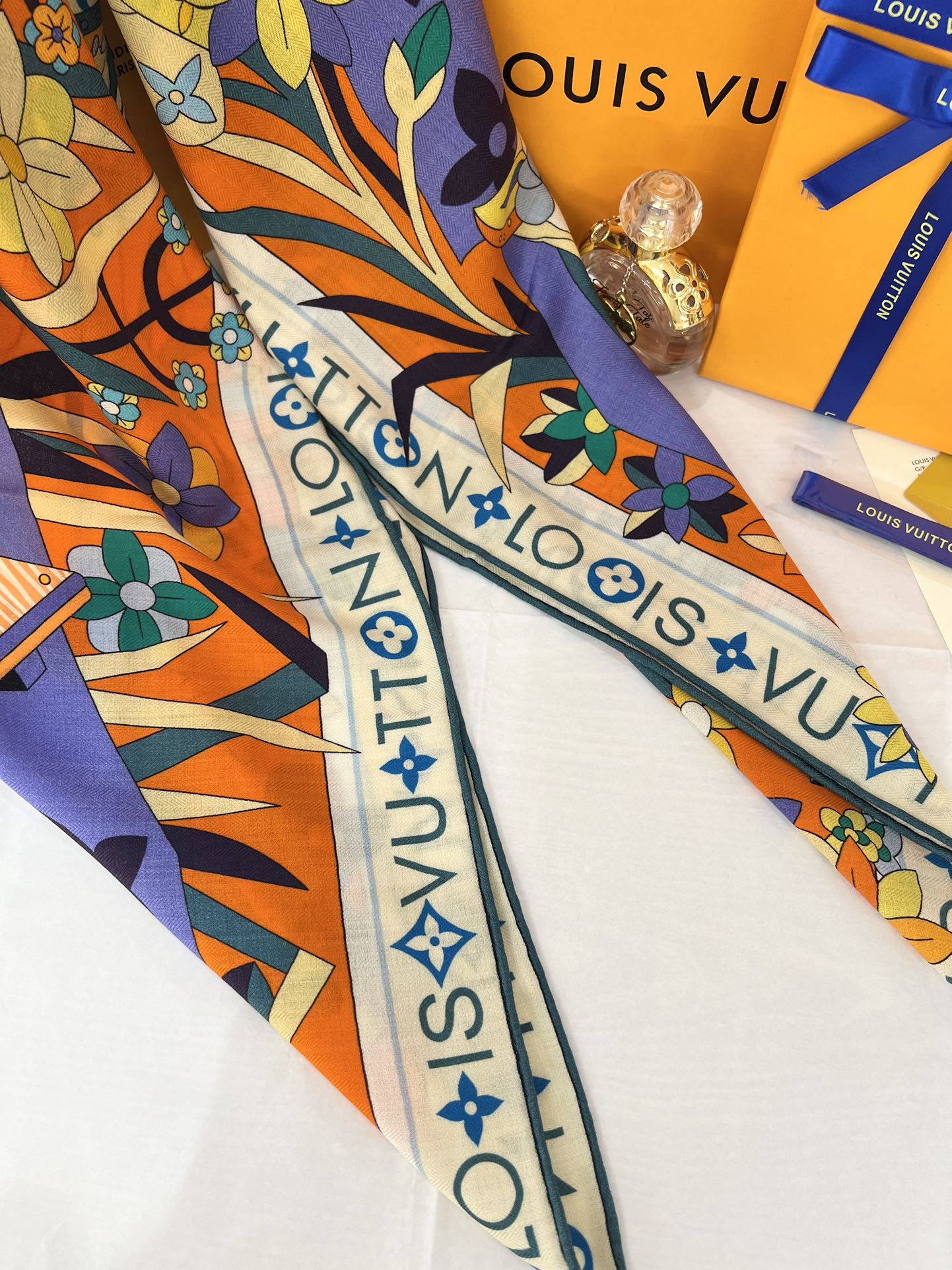 140顶级丝绒双面，手工卷边丝绒双面方巾（30%真丝70%羊绒）丝绒双面印花方巾！ 尺寸：140*140