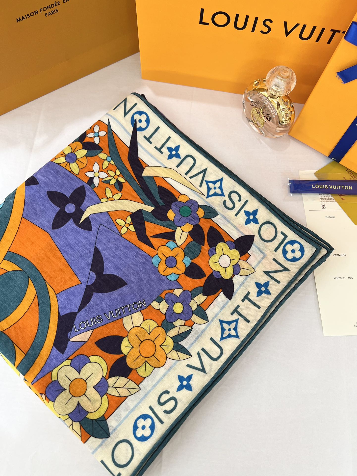 140顶级丝绒双面，手工卷边丝绒双面方巾（30%真丝70%羊绒）丝绒双面印花方巾！ 尺寸：140*140