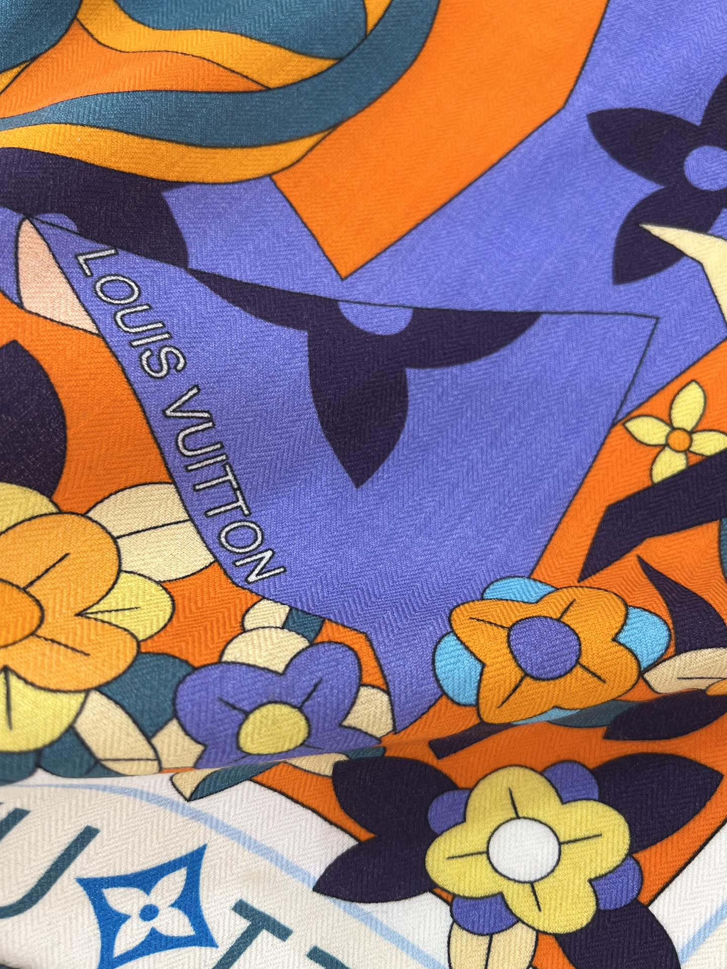 140顶级丝绒双面，手工卷边丝绒双面方巾（30%真丝70%羊绒）丝绒双面印花方巾！ 尺寸：140*140