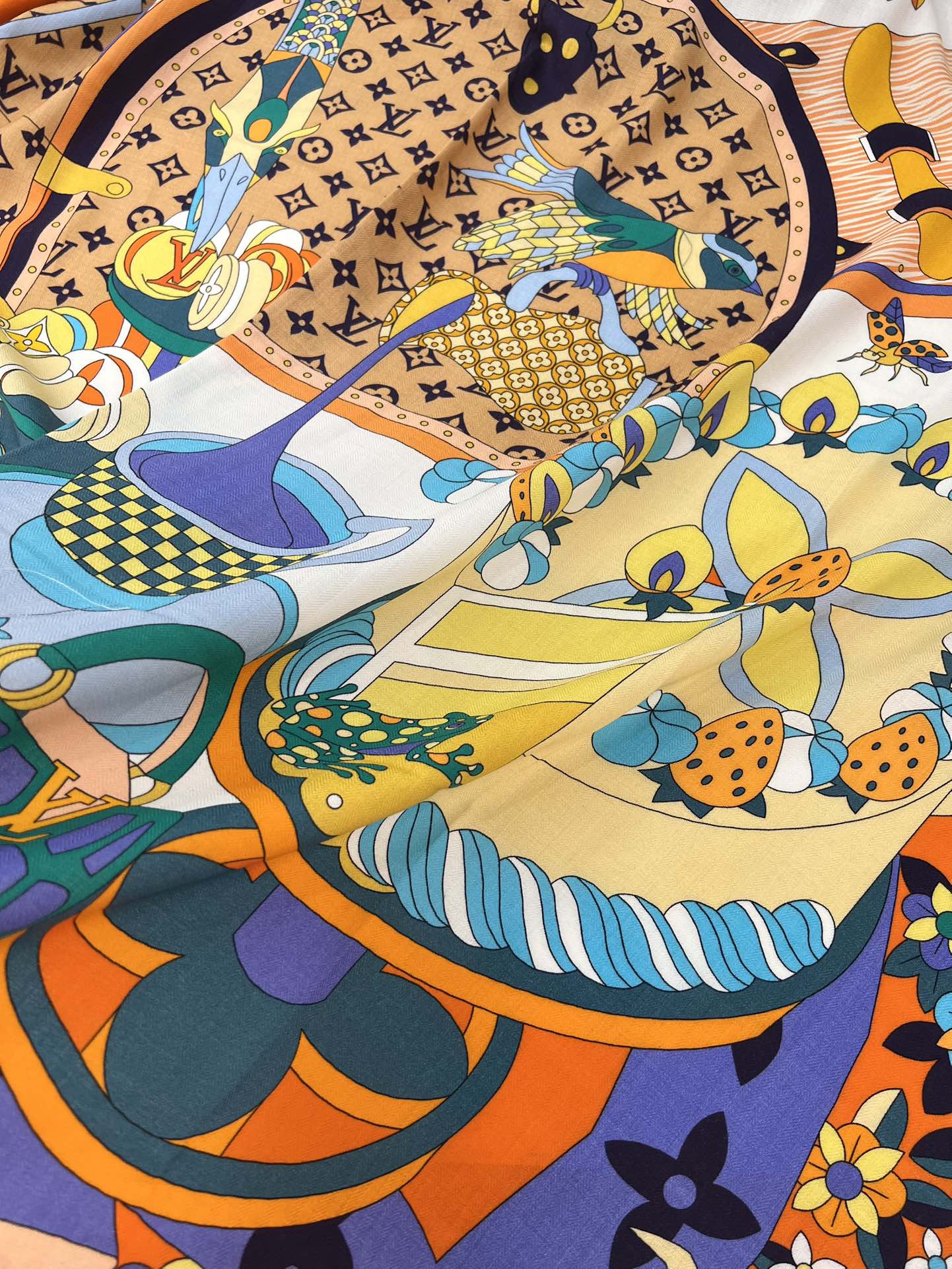 140顶级丝绒双面，手工卷边丝绒双面方巾（30%真丝70%羊绒）丝绒双面印花方巾！ 尺寸：140*140