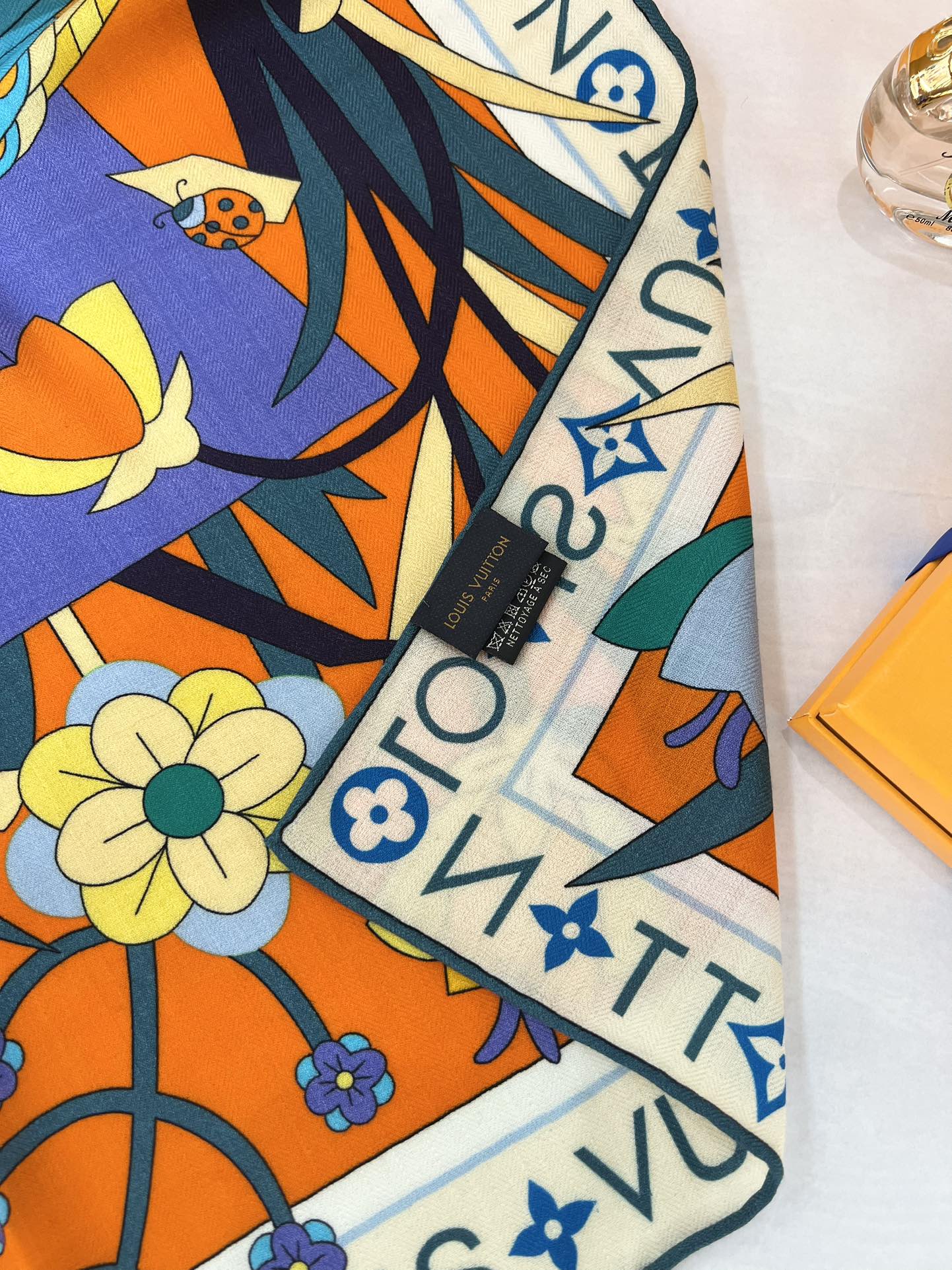 140顶级丝绒双面，手工卷边丝绒双面方巾（30%真丝70%羊绒）丝绒双面印花方巾！ 尺寸：140*140