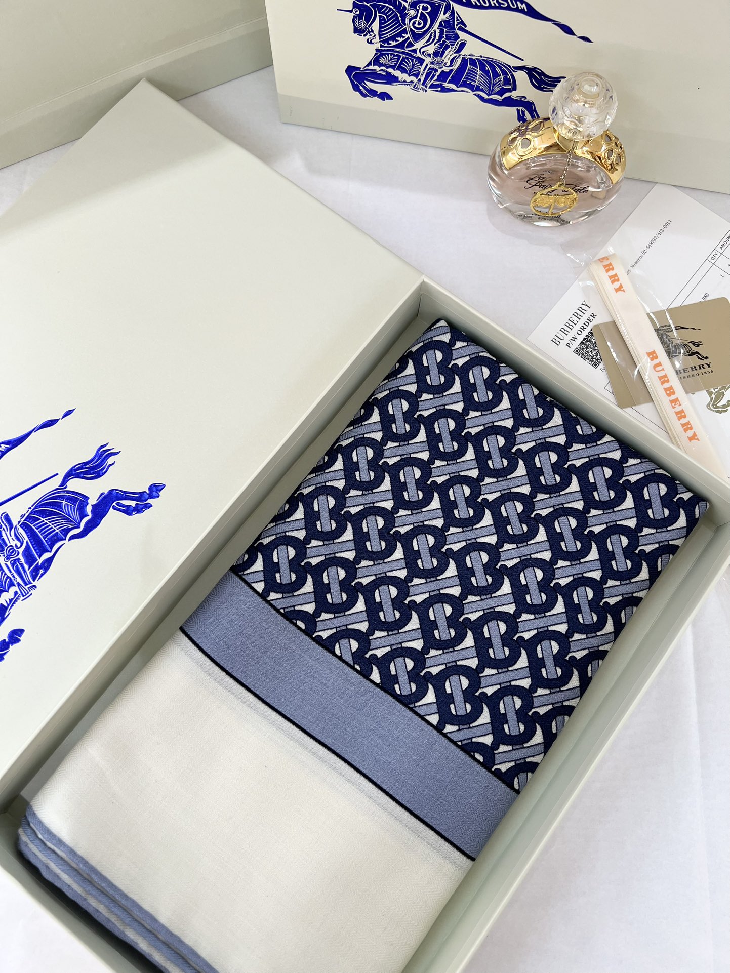 140顶级丝绒双面，手工卷边丝绒双面方巾（30%真丝70%羊绒）丝绒双面印花方巾！ 尺寸：140*140