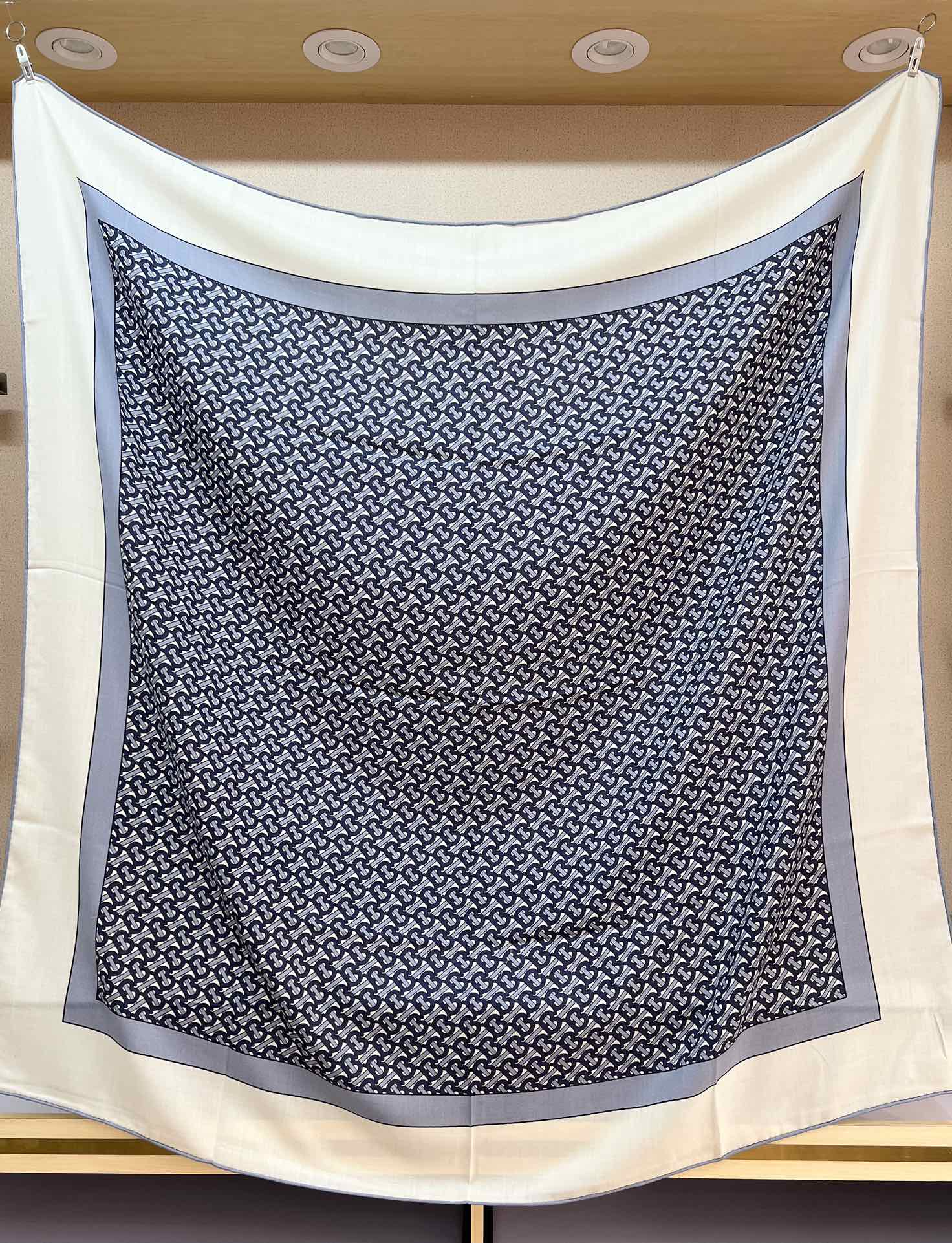 140顶级丝绒双面，手工卷边丝绒双面方巾（30%真丝70%羊绒）丝绒双面印花方巾！ 尺寸：140*140