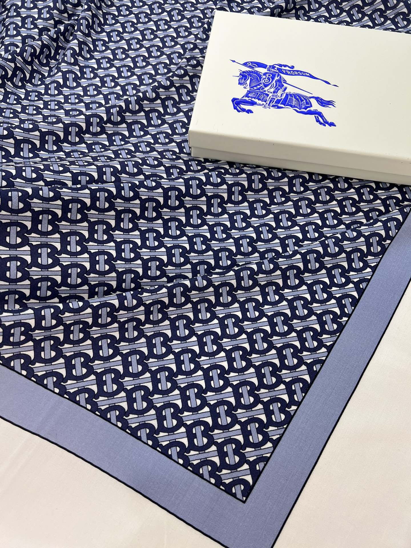 140顶级丝绒双面，手工卷边丝绒双面方巾（30%真丝70%羊绒）丝绒双面印花方巾！ 尺寸：140*140