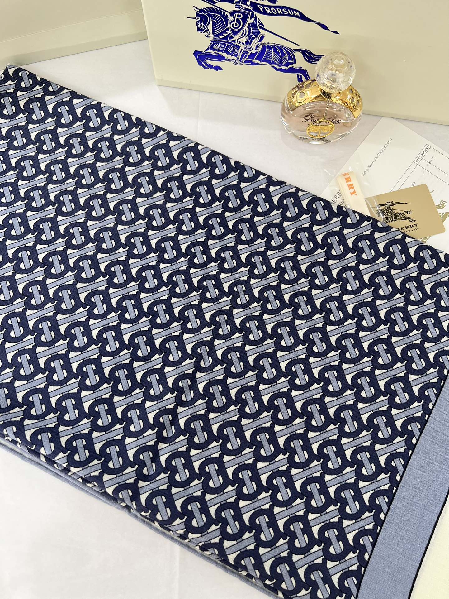 140顶级丝绒双面，手工卷边丝绒双面方巾（30%真丝70%羊绒）丝绒双面印花方巾！ 尺寸：140*140